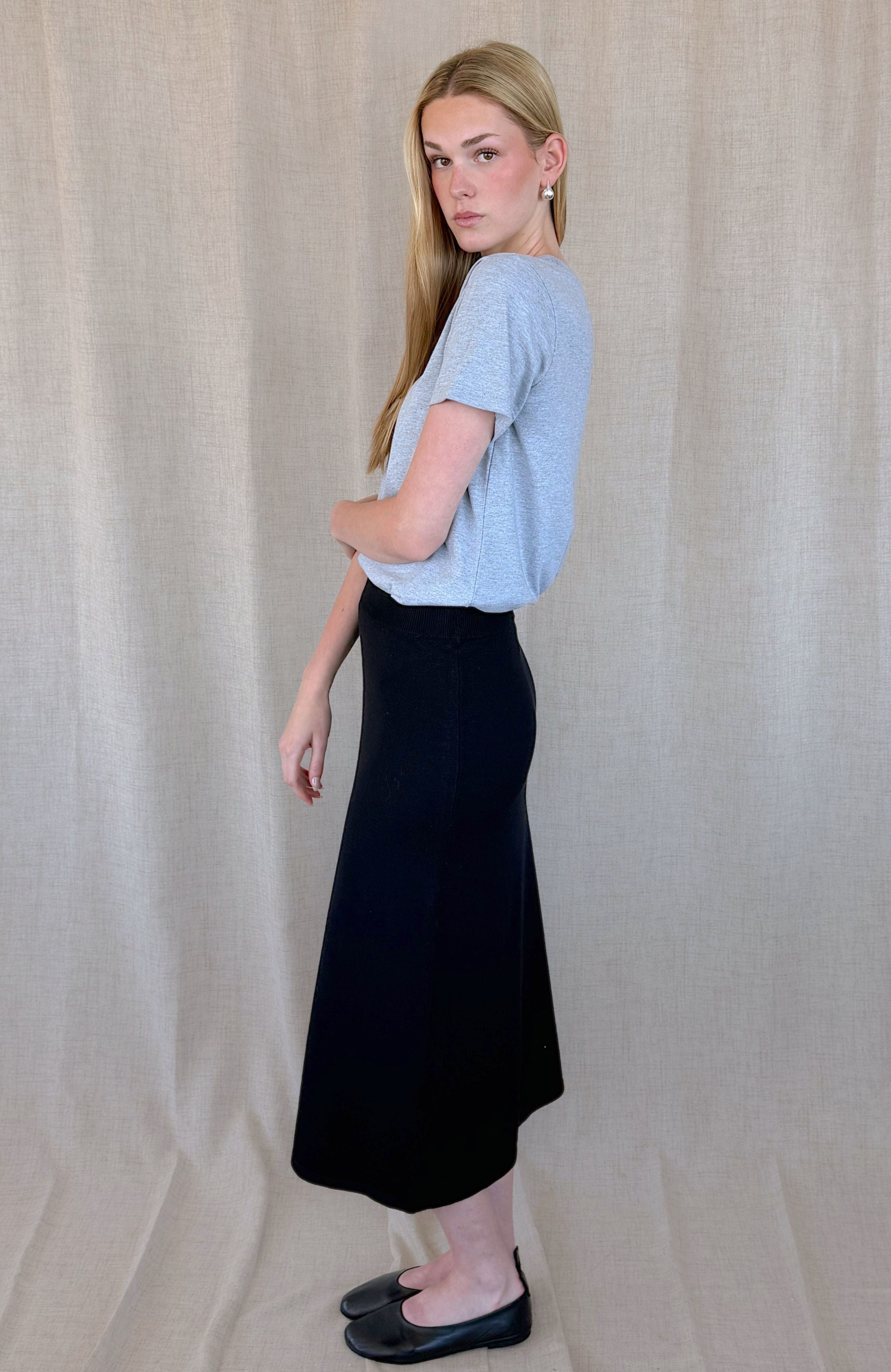 BLACK LIGHTWEIGHT KNIT MIDI SKIRT