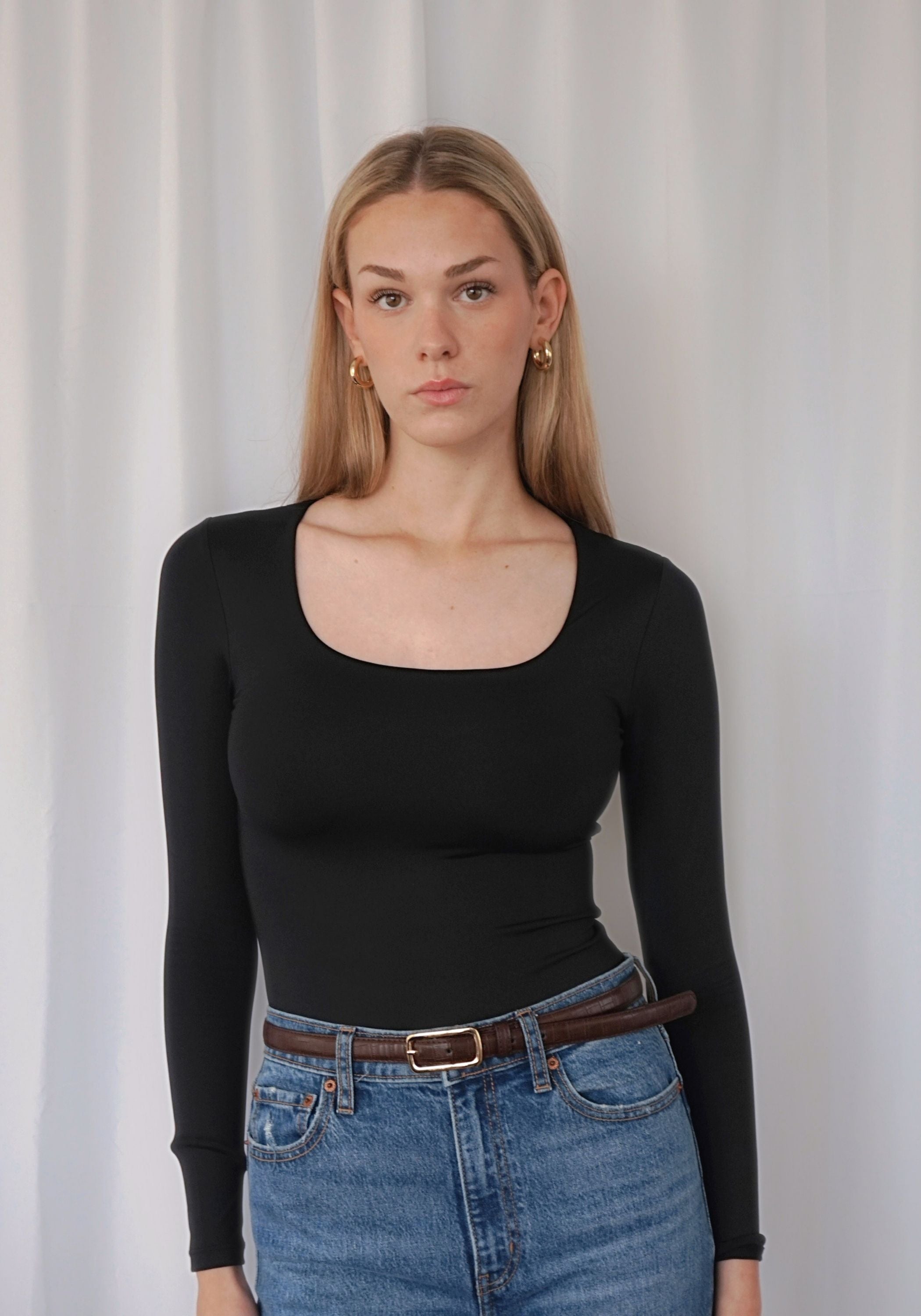 SCULPT SCOOP NECK LONG SLEEVE- BLACK
