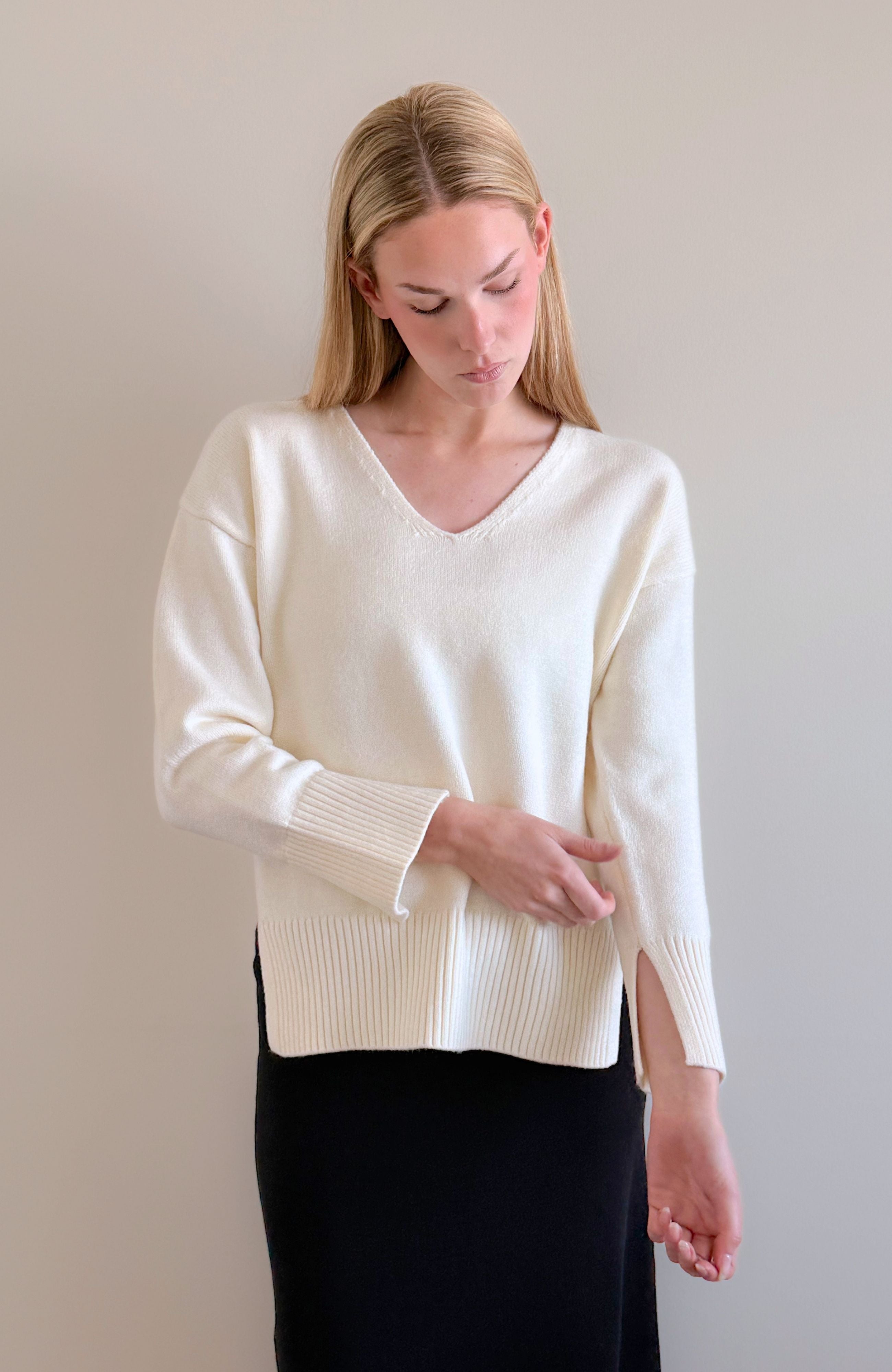 SOFT VNECK SWEATER (CREAM)