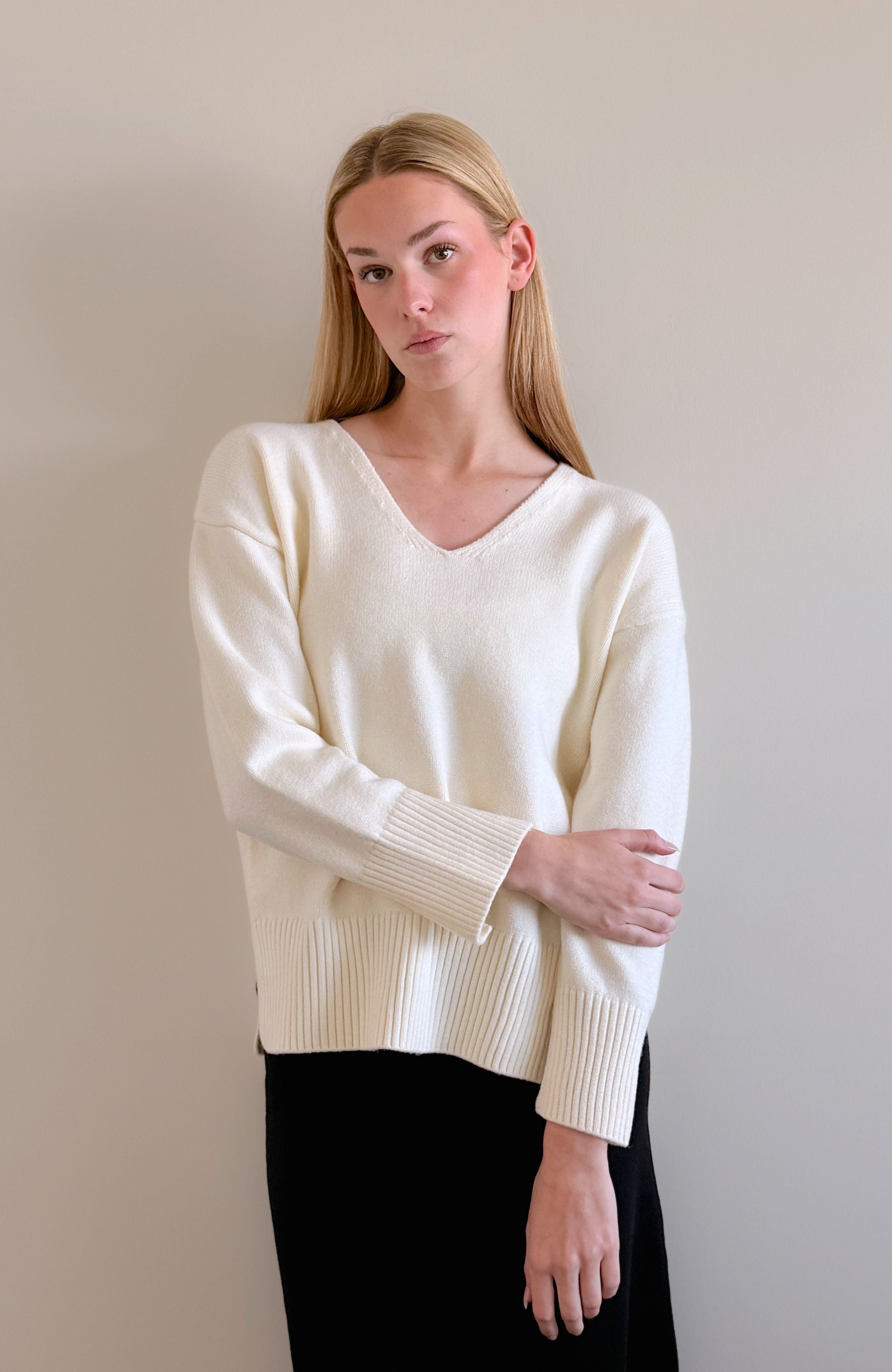 SOFT VNECK SWEATER (CREAM)