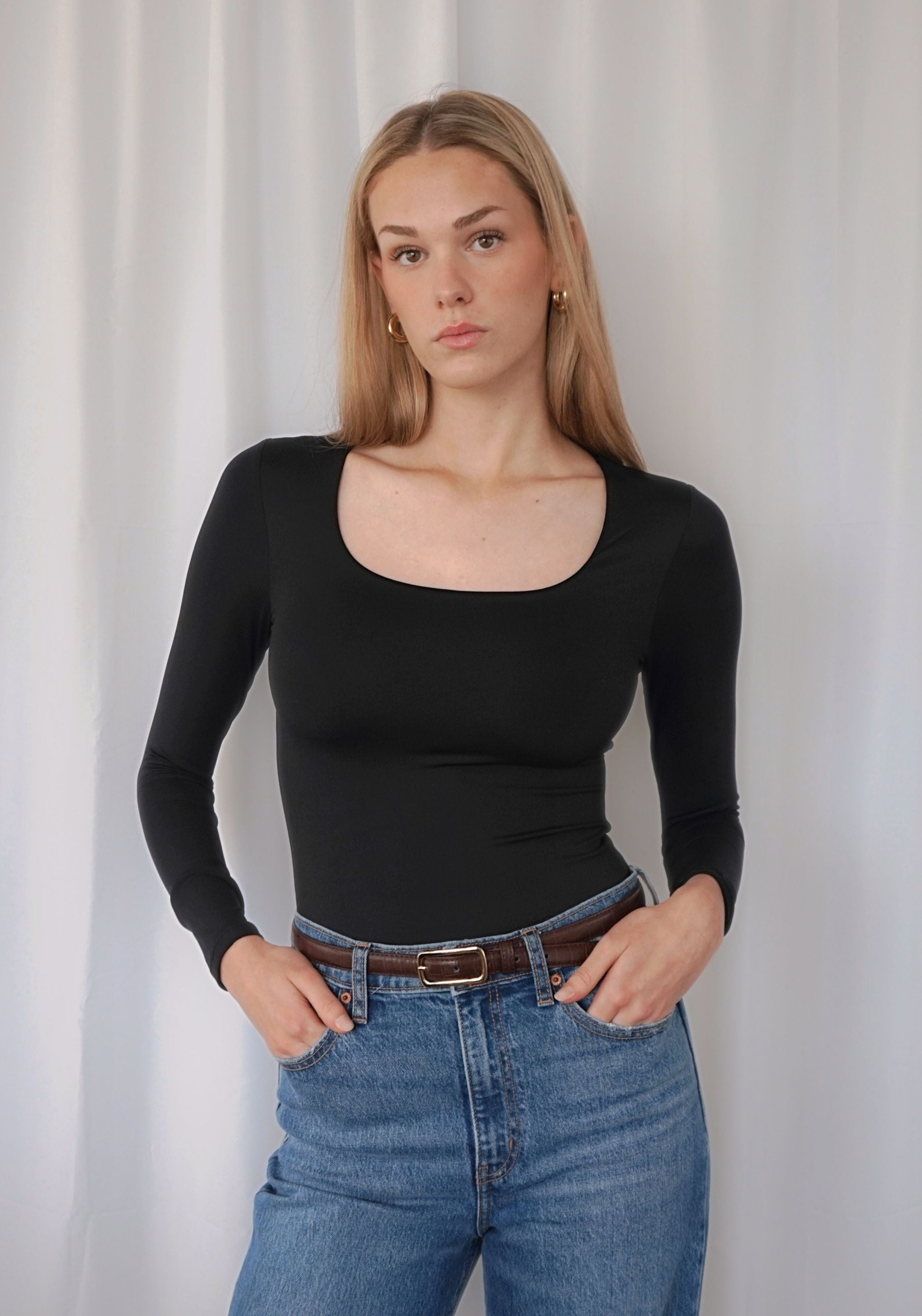SCULPT SCOOP NECK LONG SLEEVE- BLACK