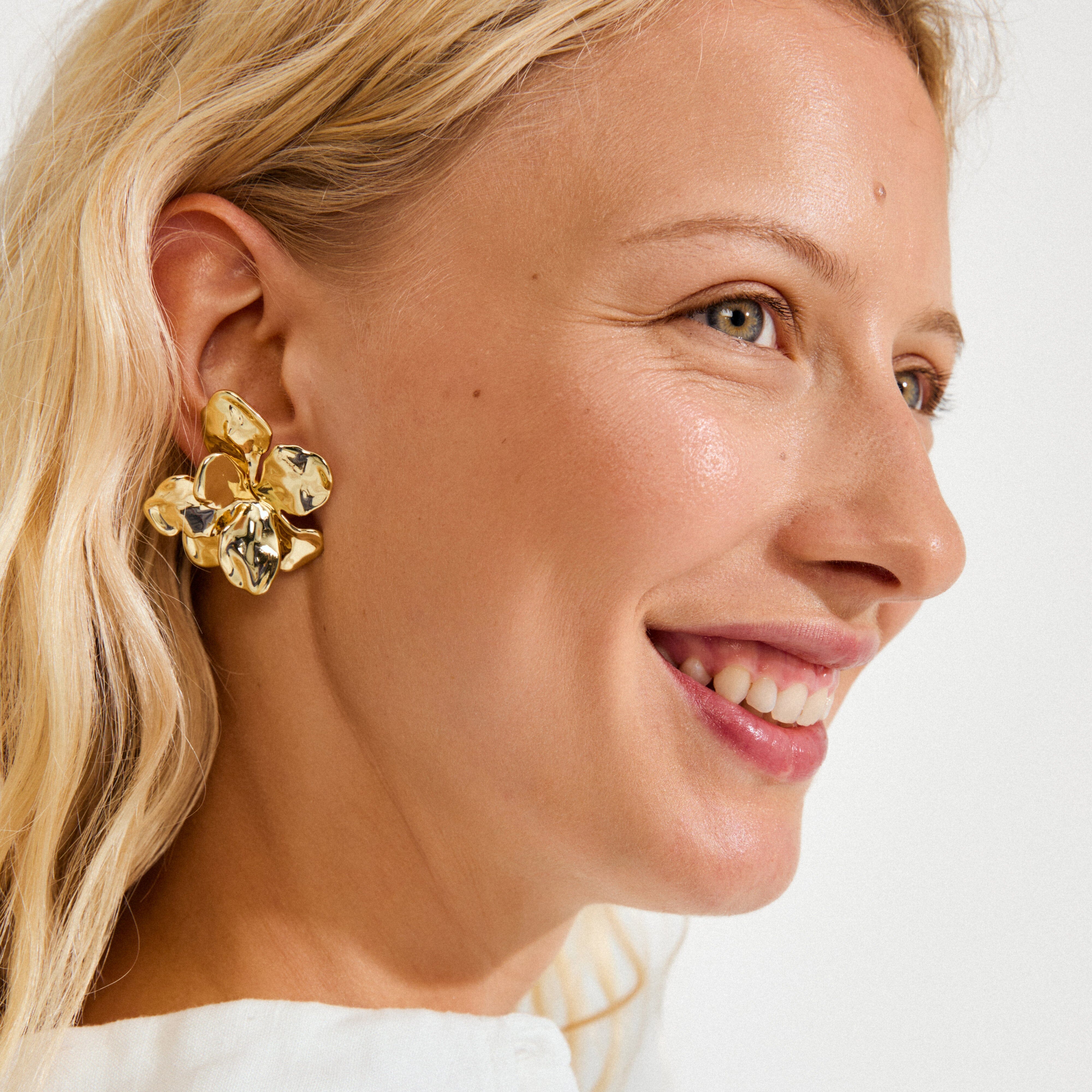 gold earrings outfit, contemporary jewelry women