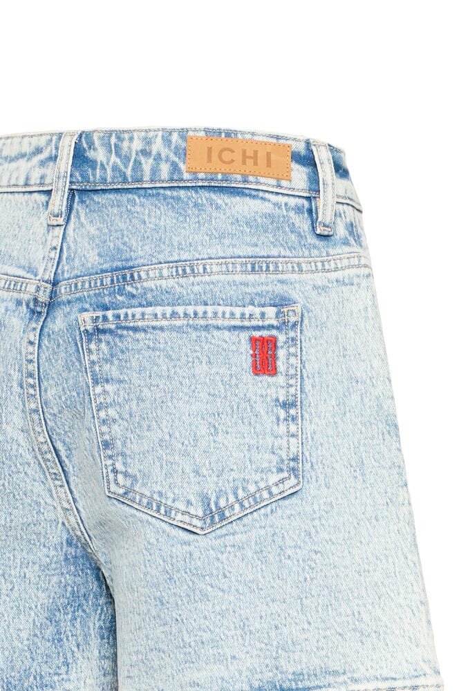 summer essentials shorts, laid back denim style, womens fashion shorts, easy outfit jean shorts, light denim shorts women