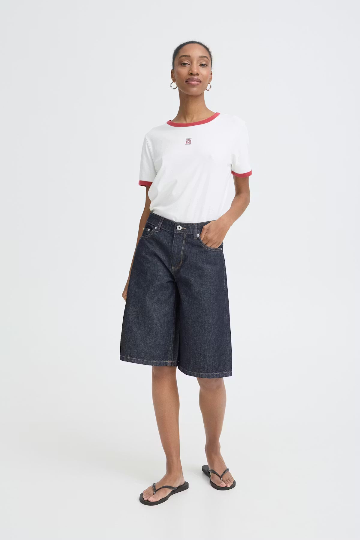 comfortable denim bermudas, casual chic summer outfit, relaxed jean shorts women, denim shorts trend, longer length denim shorts, cool girl denim shorts