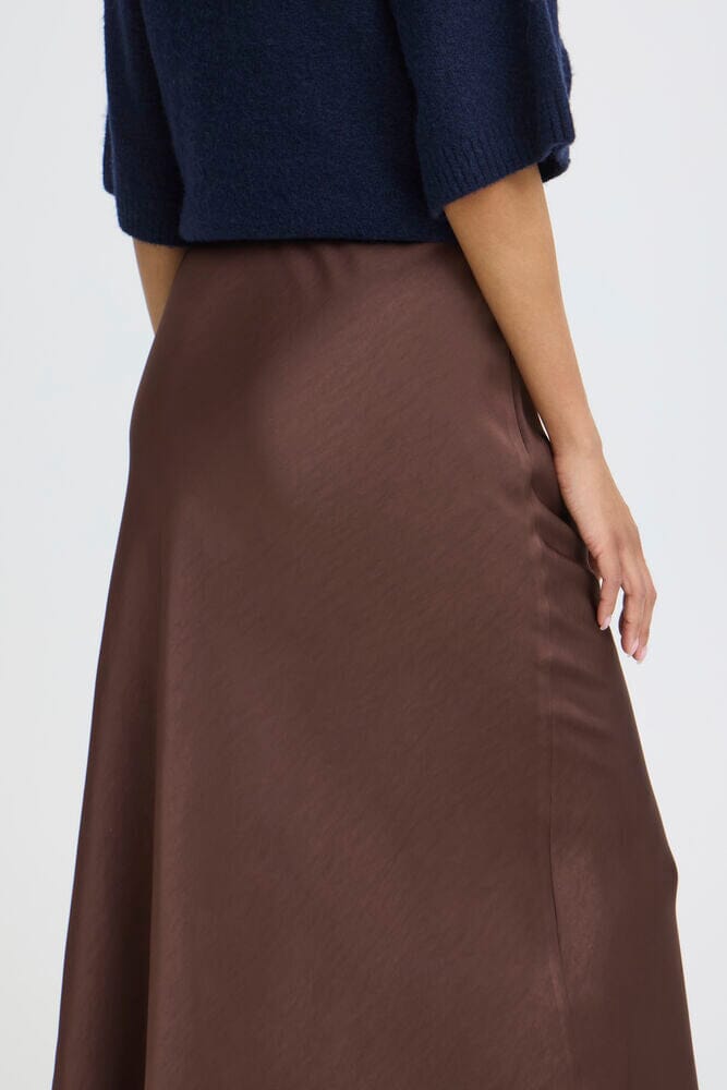 silky skirt outfit ideas, brown satin skirt styling, chic neutral skirt women, soft drape midi skirt