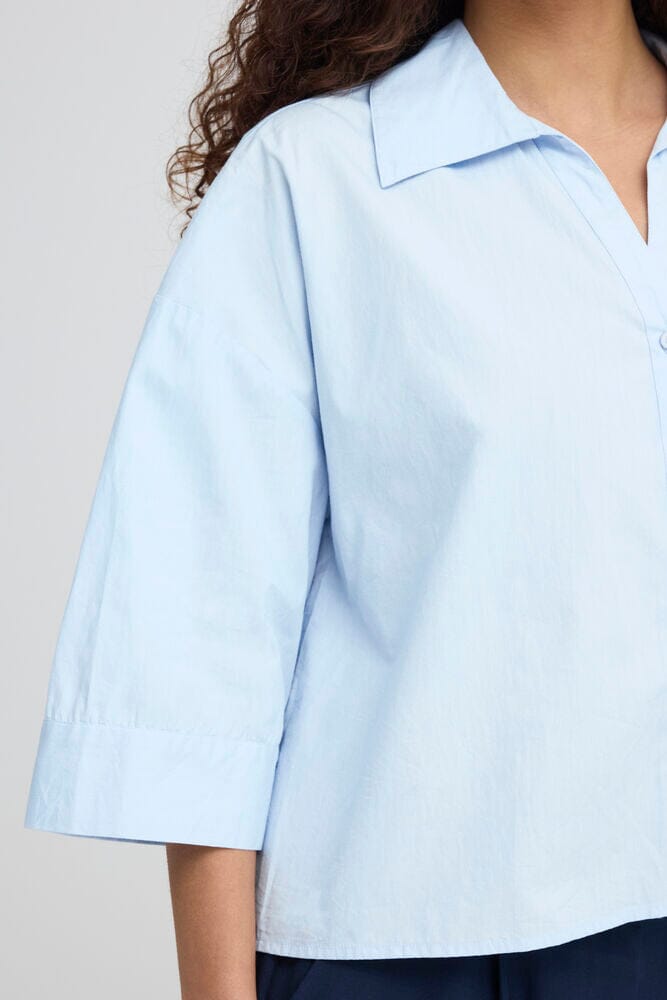 everyday blue shirt women, minimal shirt women, blue shirt outfit styling