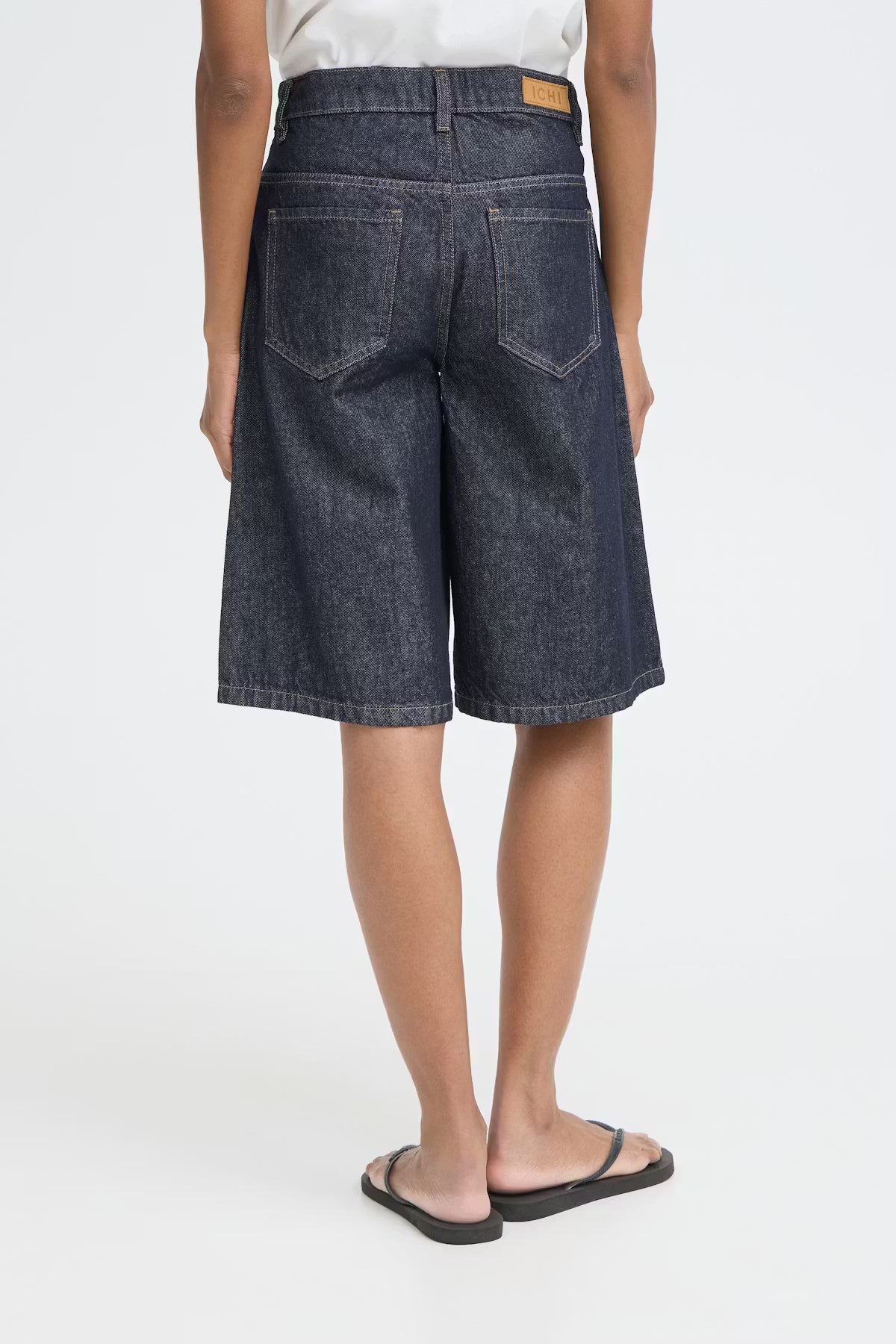dark wash jean shorts, effortless summer denim, bermuda jean shorts women, casual street style denim