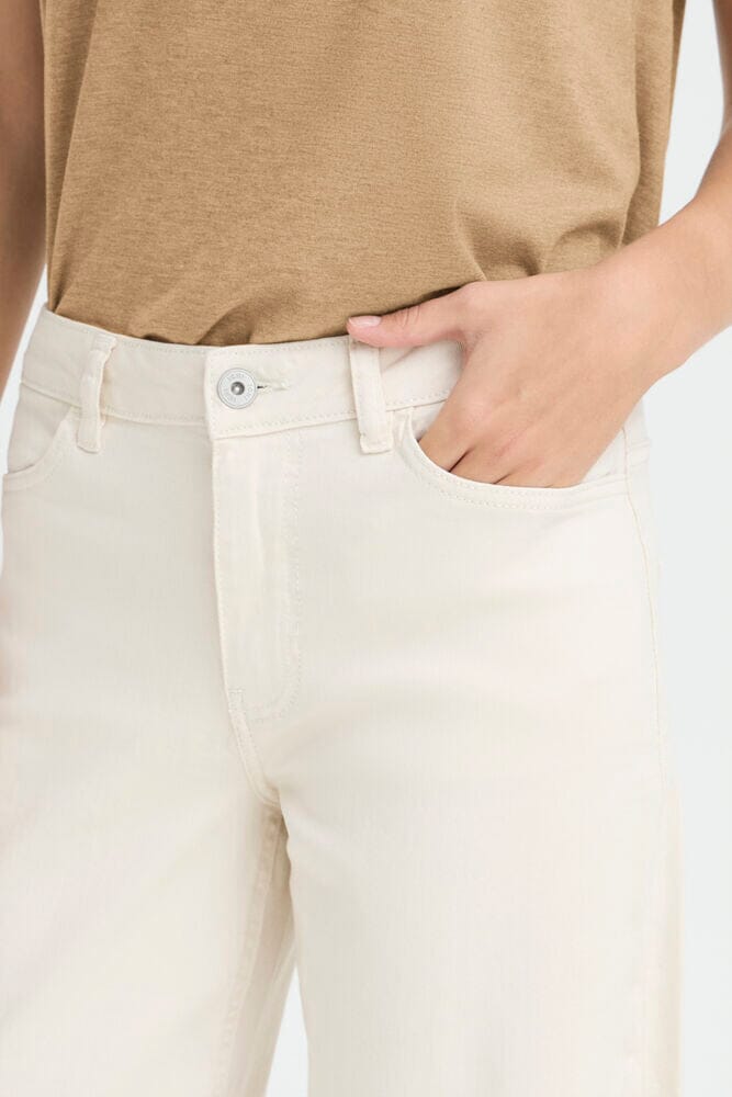 minimal style jeans women, clean aesthetic outfit jeans, cream jeans styling