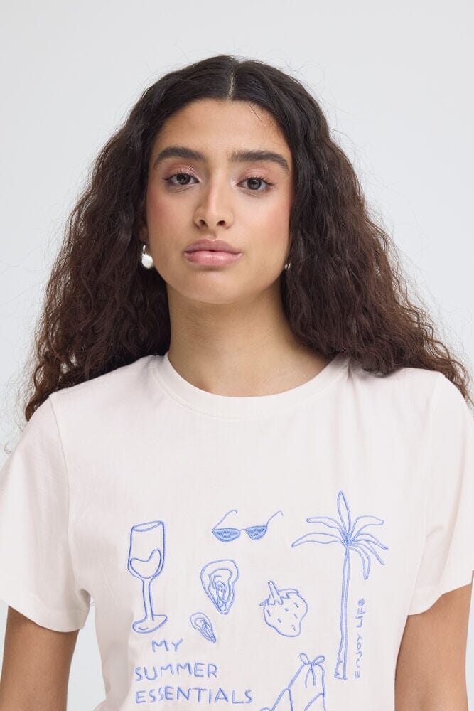 laid back style t shirt, travel outfit graphic tee, womens summer wardrobe tee
