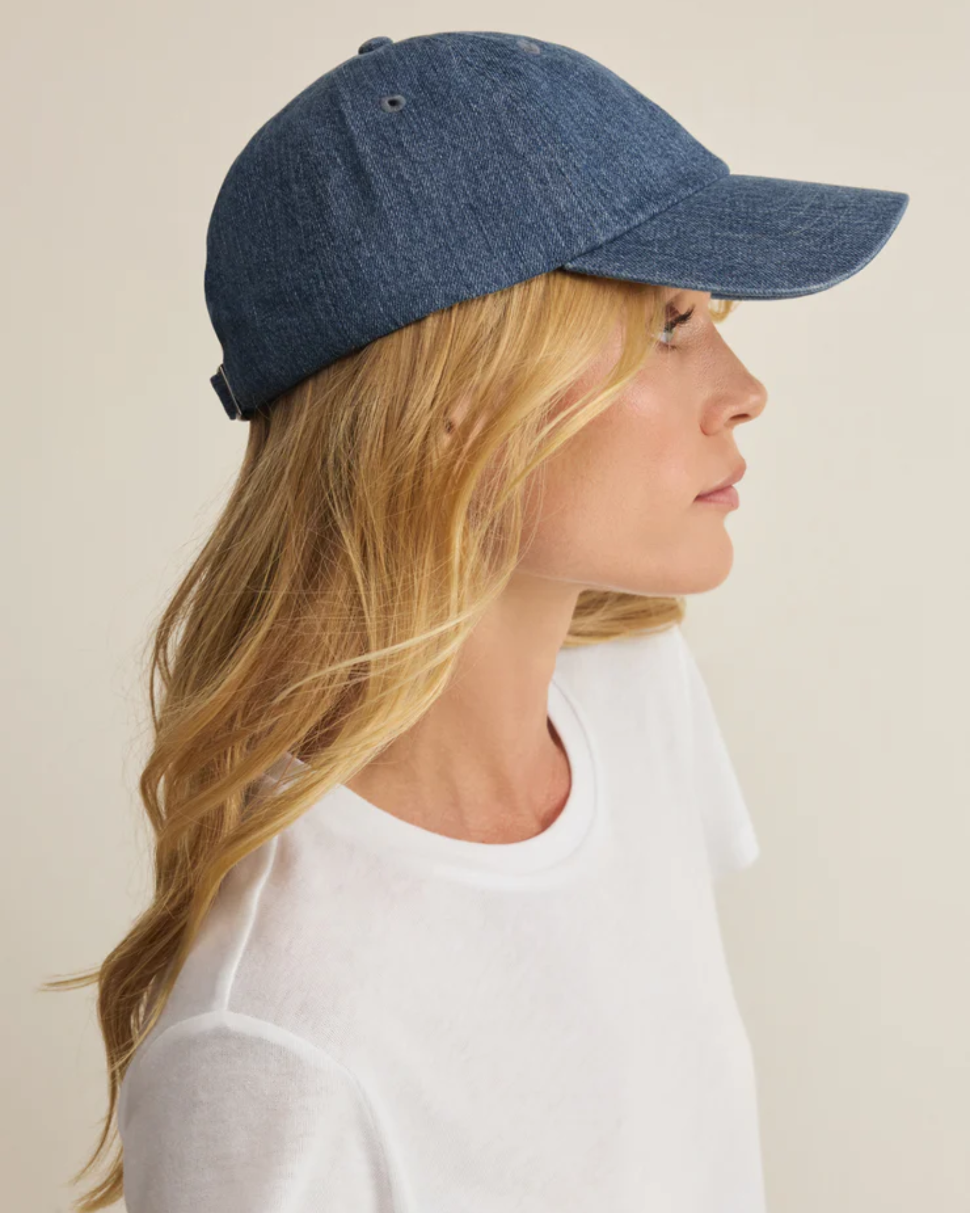 street style accessories women, relaxed everyday fashion, summer hats for women, casual coastal style, denim accessories women, classic baseball cap women, women’s weekend outfit accessory