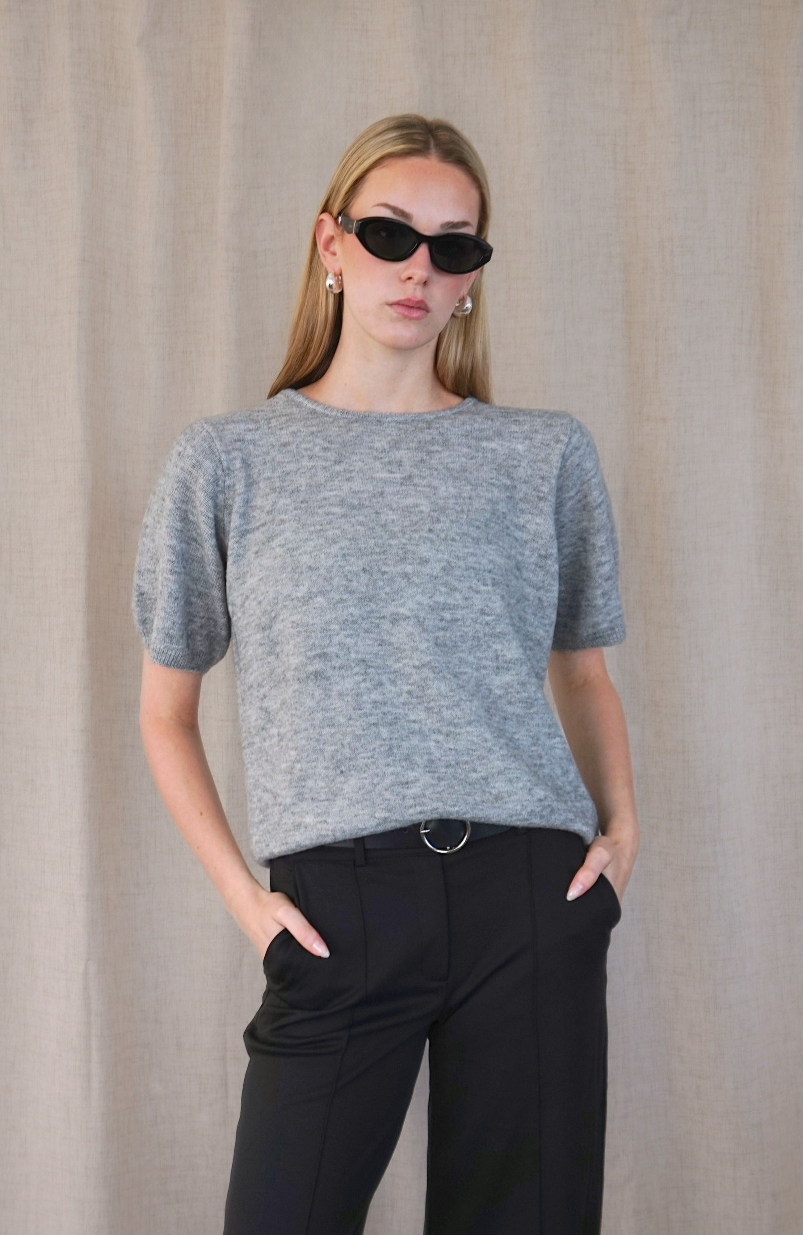 BACK BUTTON KNIT TEE (GREY)