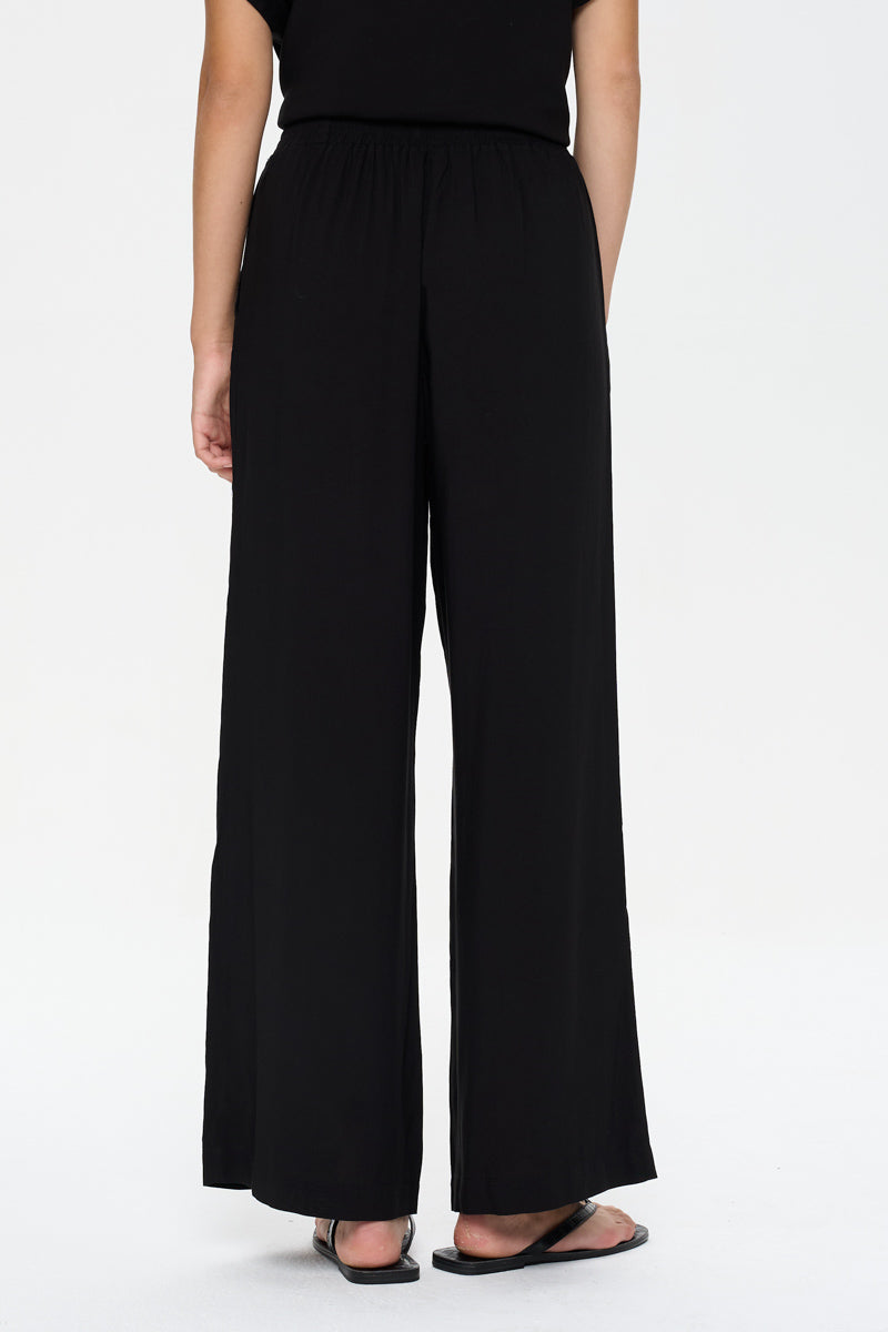 everyday black pants, coastal fashion outfit, relaxed summer fashion, women’s lounge trousers