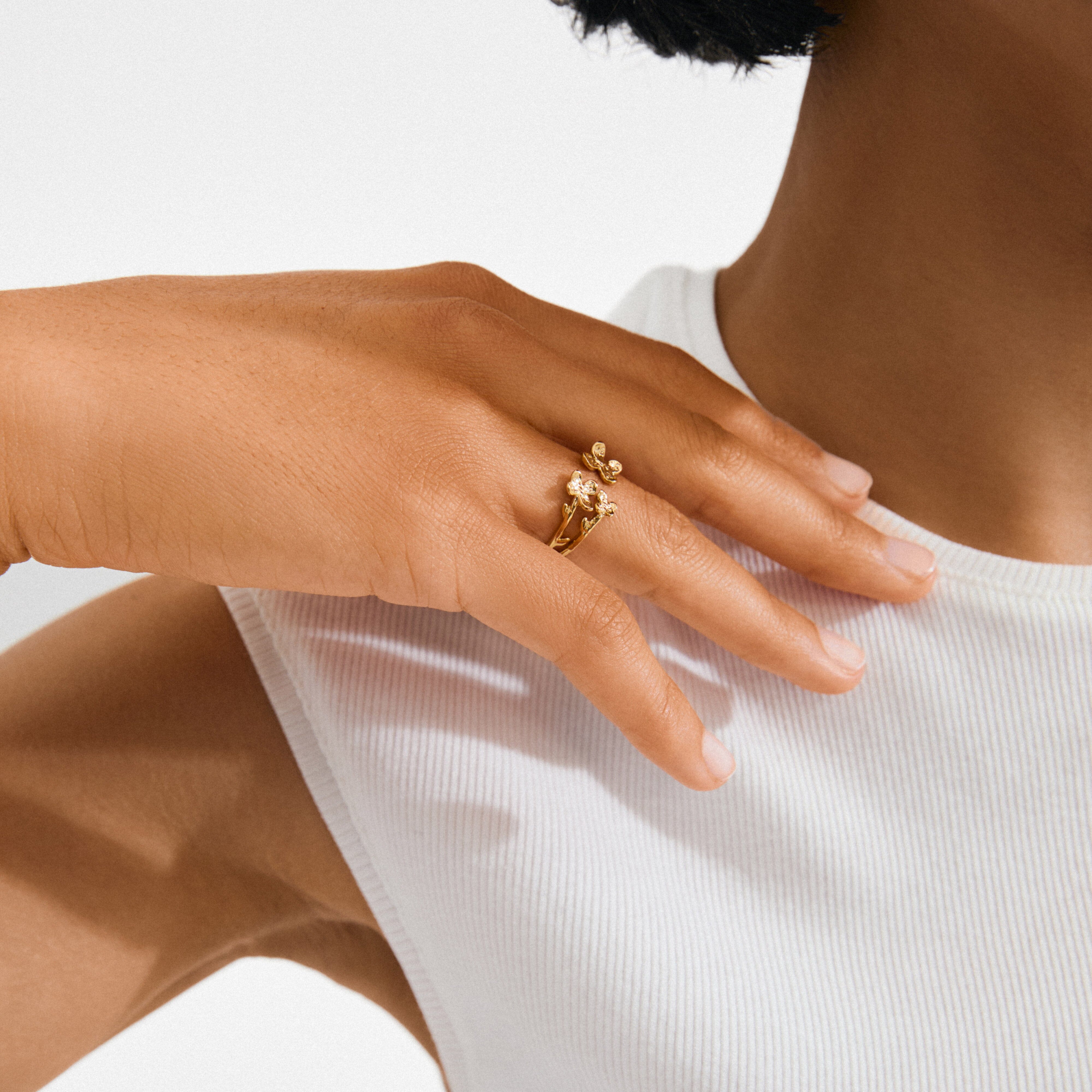 feminine ring design, gold ring outfit