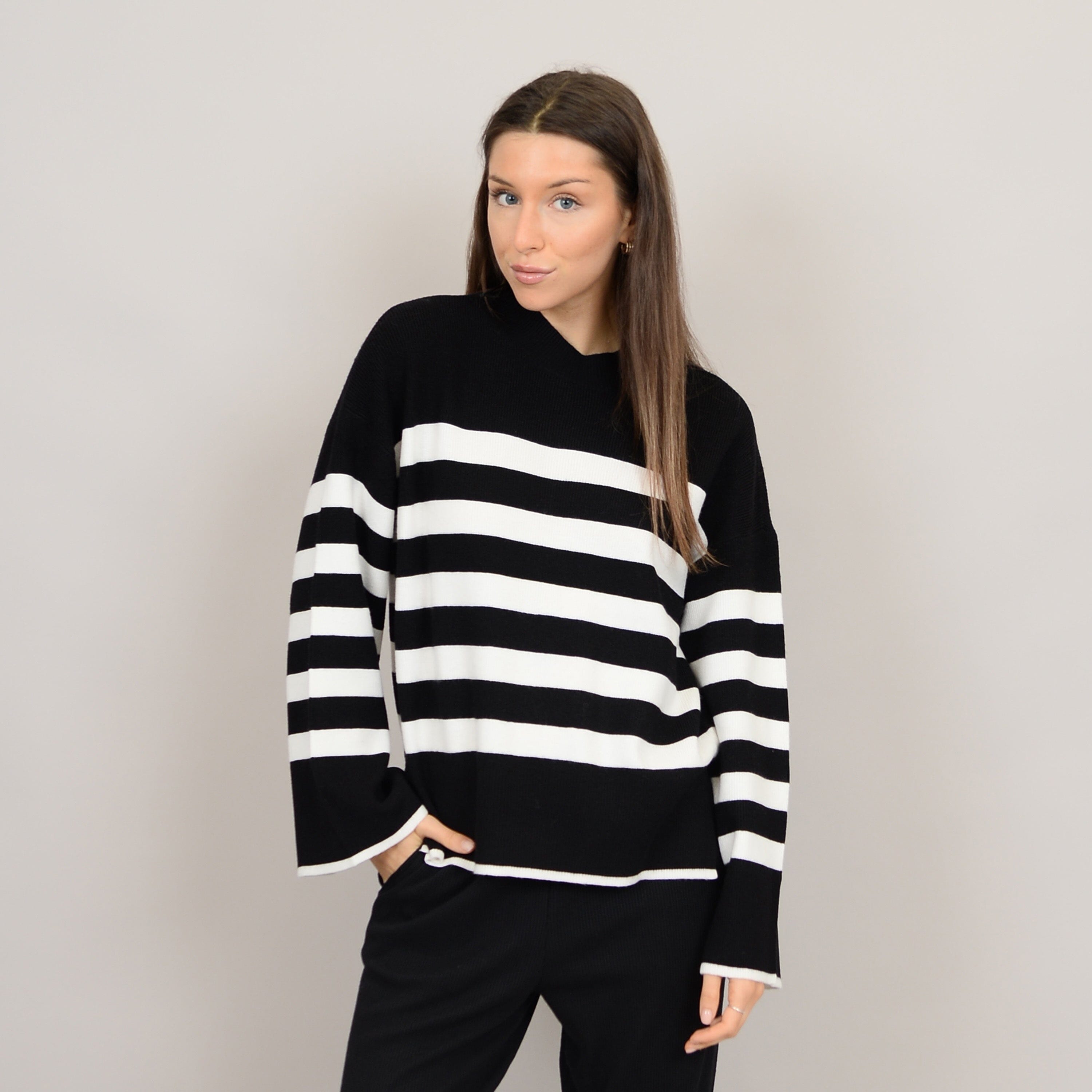 LIGHTWEIGHT STRIPE CREWNECK SWEATER (BLACK AND WHITE) Sweater RD STYLE