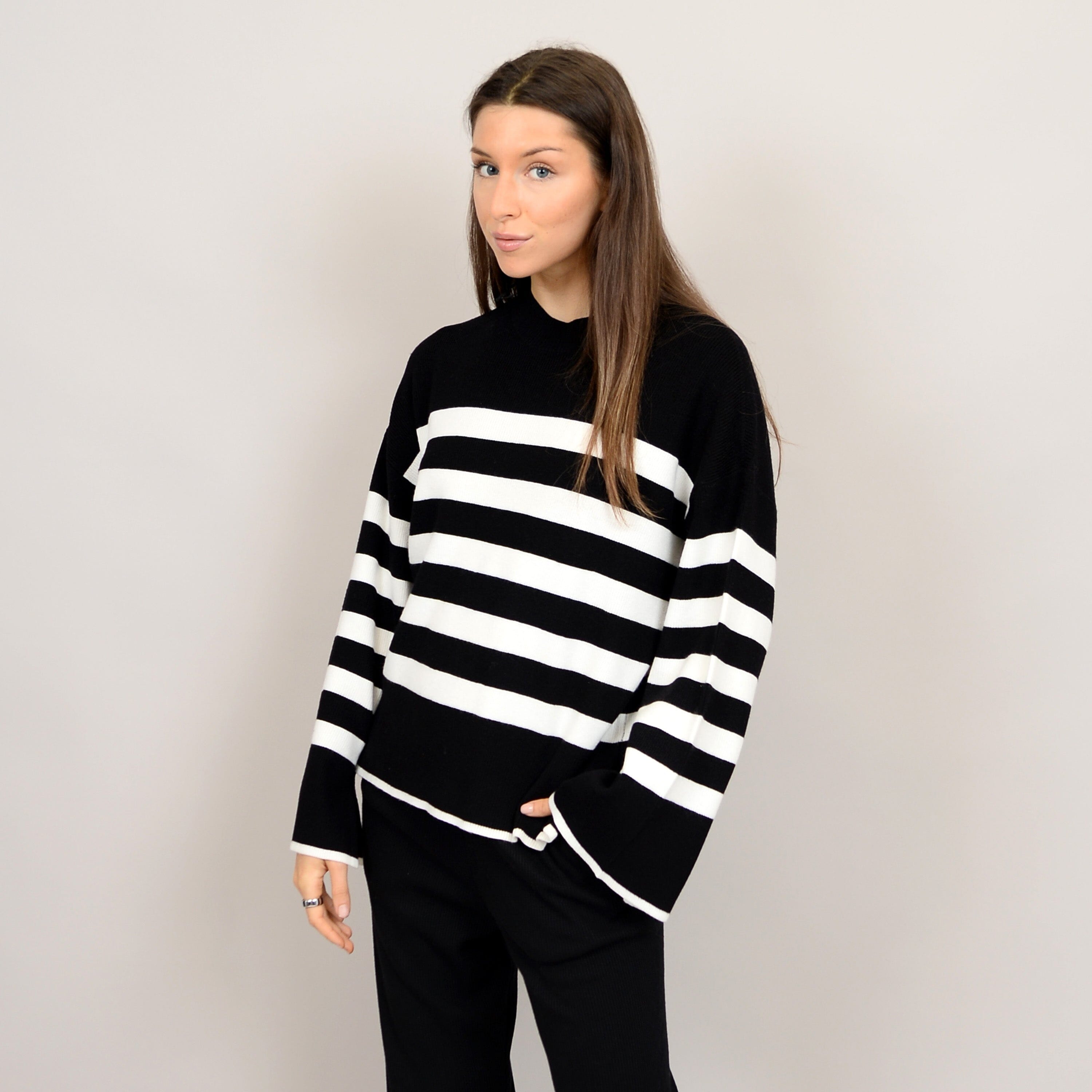 LIGHTWEIGHT STRIPE CREWNECK SWEATER (BLACK AND WHITE) Sweater RD STYLE