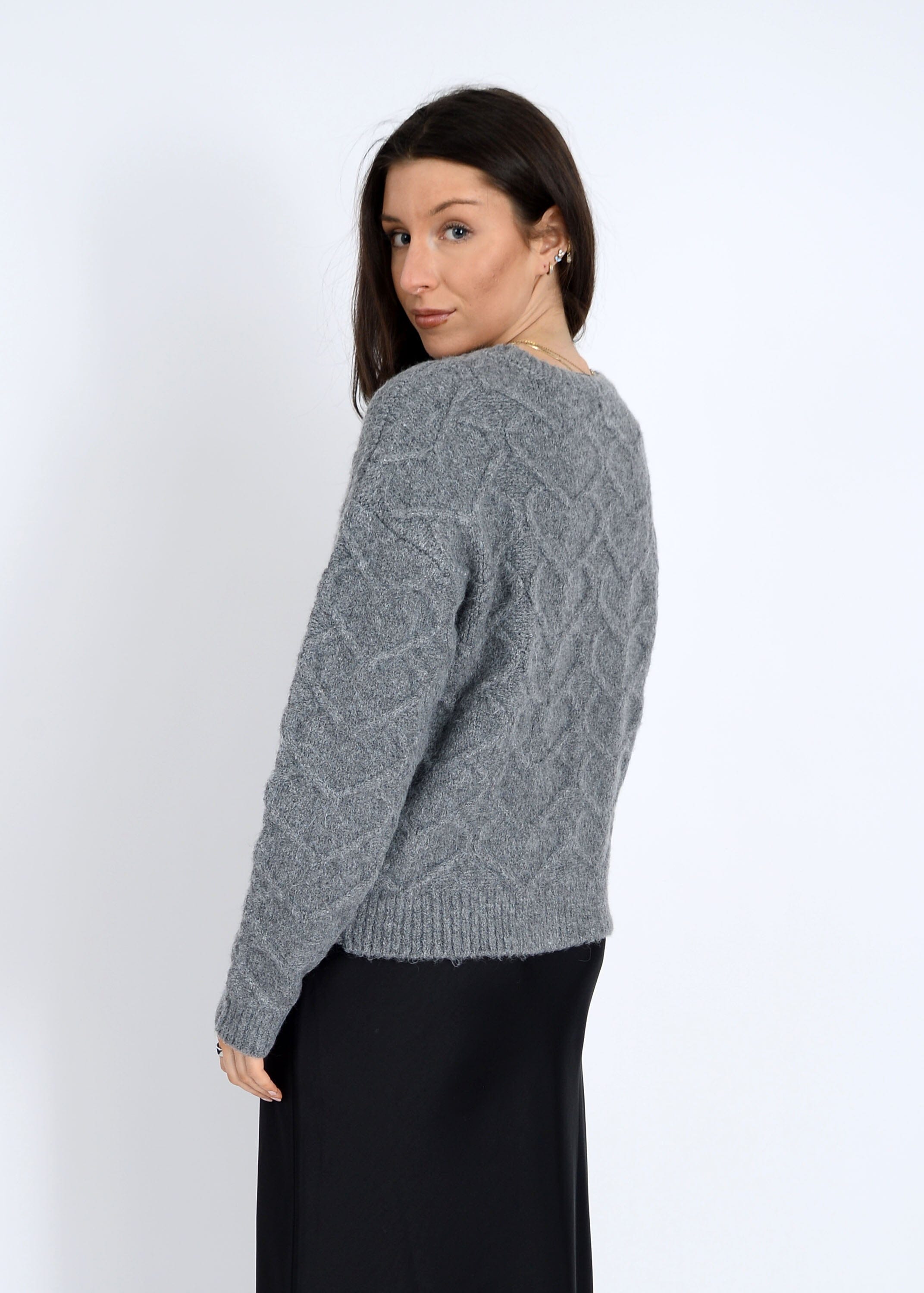 womens fall winter knitwear, chunky grey sweater outfit, grey sweater styling