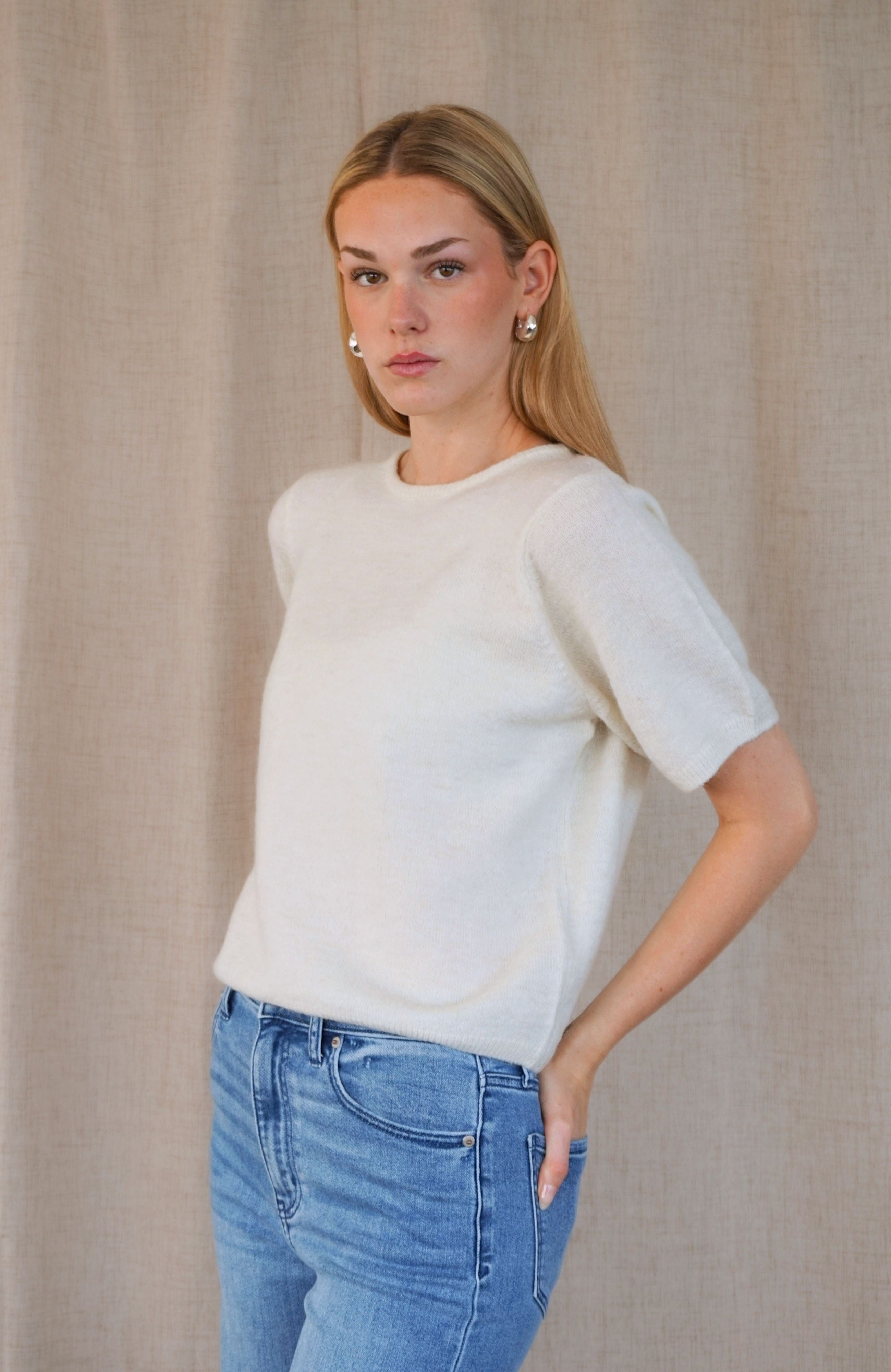 BACK BUTTON KNIT TEE (CREAM)