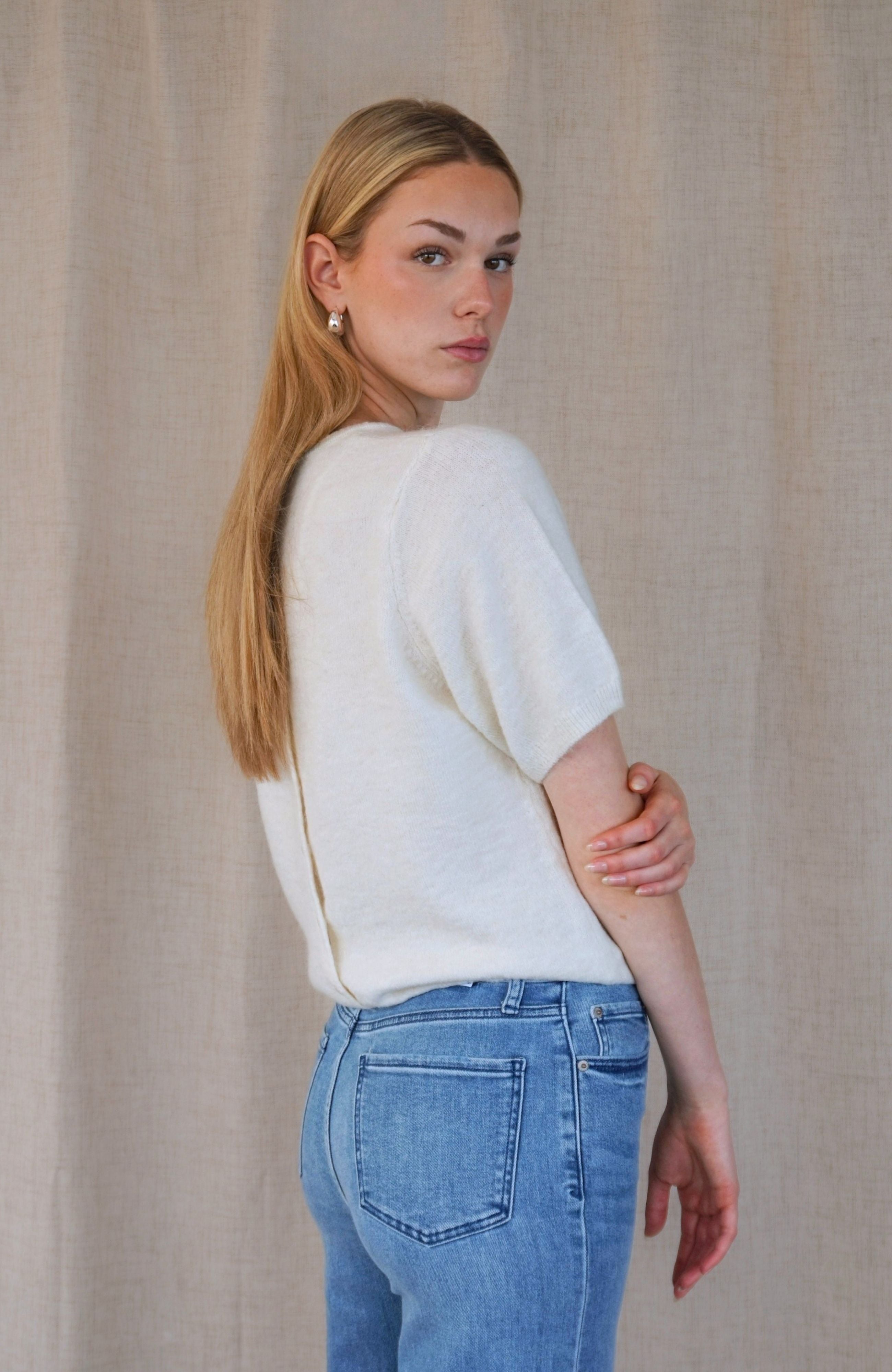 BACK BUTTON KNIT TEE (CREAM)