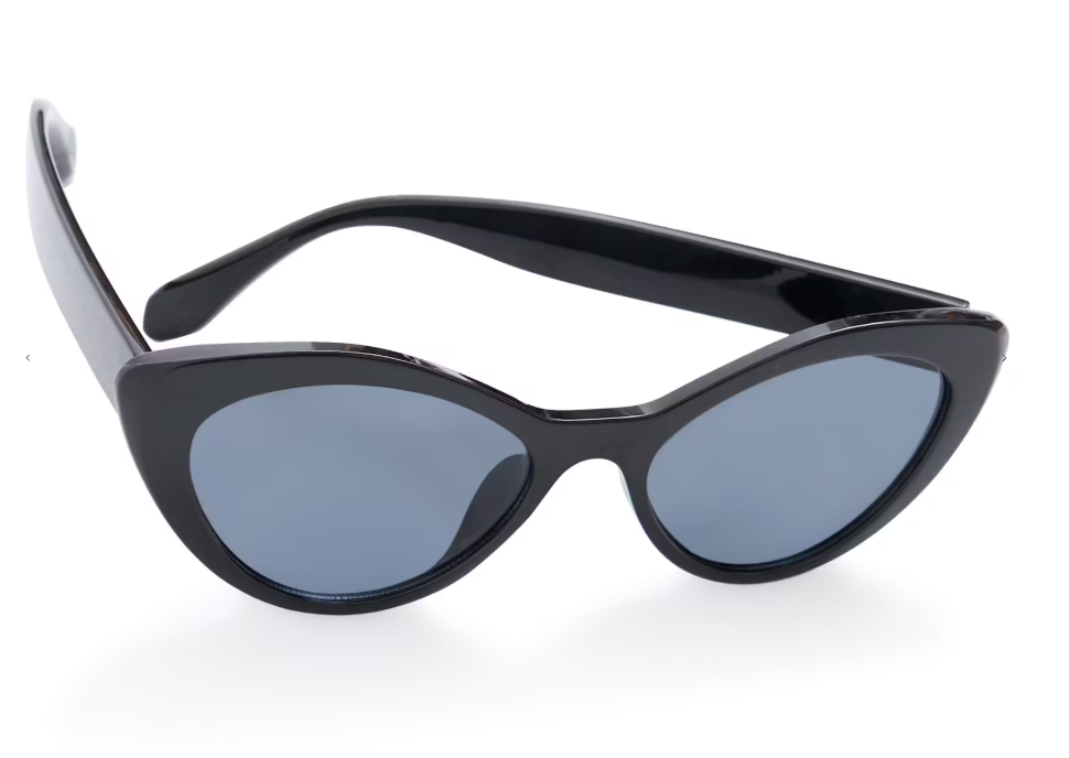 street style sunglasses women, vacation sunglasses outfit, summer accessories women, black frame sunglasses trendy, cool girl sunglasses, oversized cat eye shades, stylish sunglasses women, must have sunglasses black, womens fashion eyewear, minimal chic sunglasses