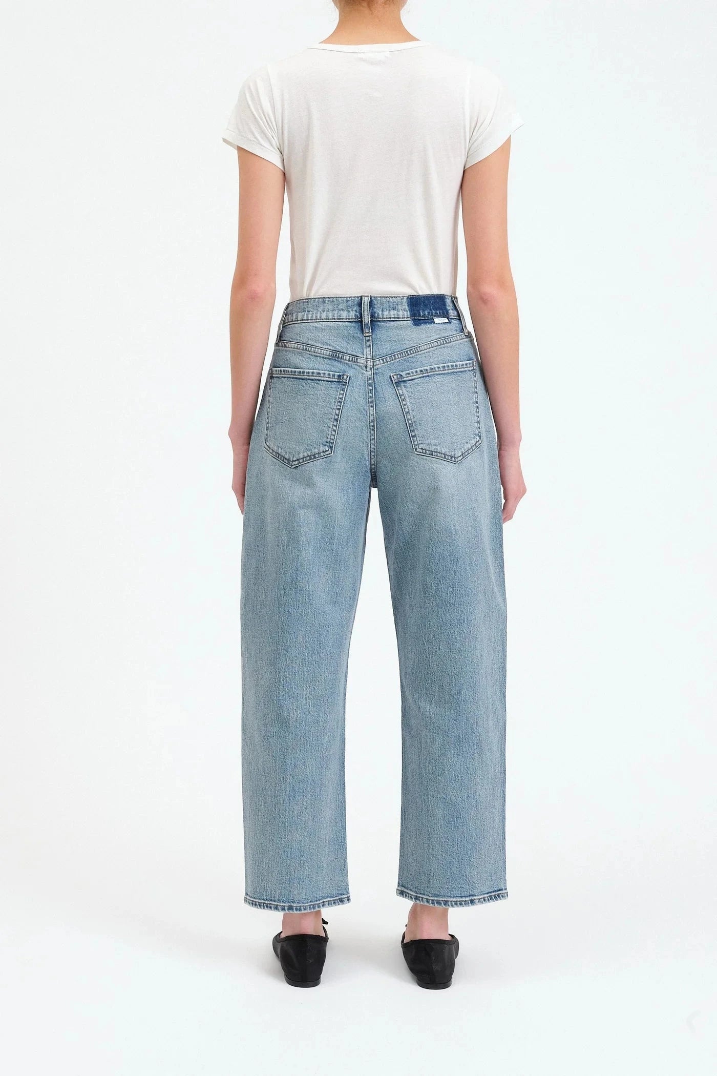 LIGHT WASH STRETCH BARREL JEANS DENIM DAZE