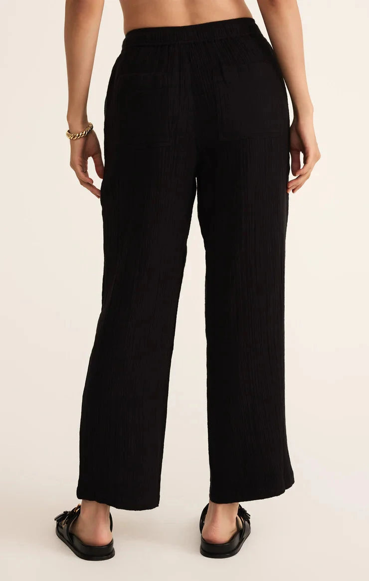 resort style outfit, casual black bottoms, flowy straight leg pants, minimalist wardrobe essential