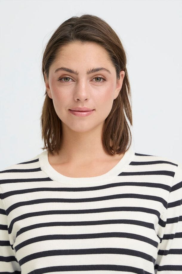 navy stripe casual sweater women, cream and navy striped sweater women, french style striped pullover women, relaxed striped sweater women outfit