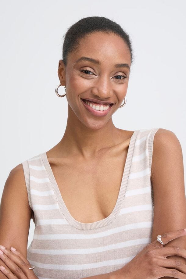 minimalist stripe tank women outfit, cream and beige stripe tank top women, summer striped sleeveless top women, coastal stripe tank women outfit