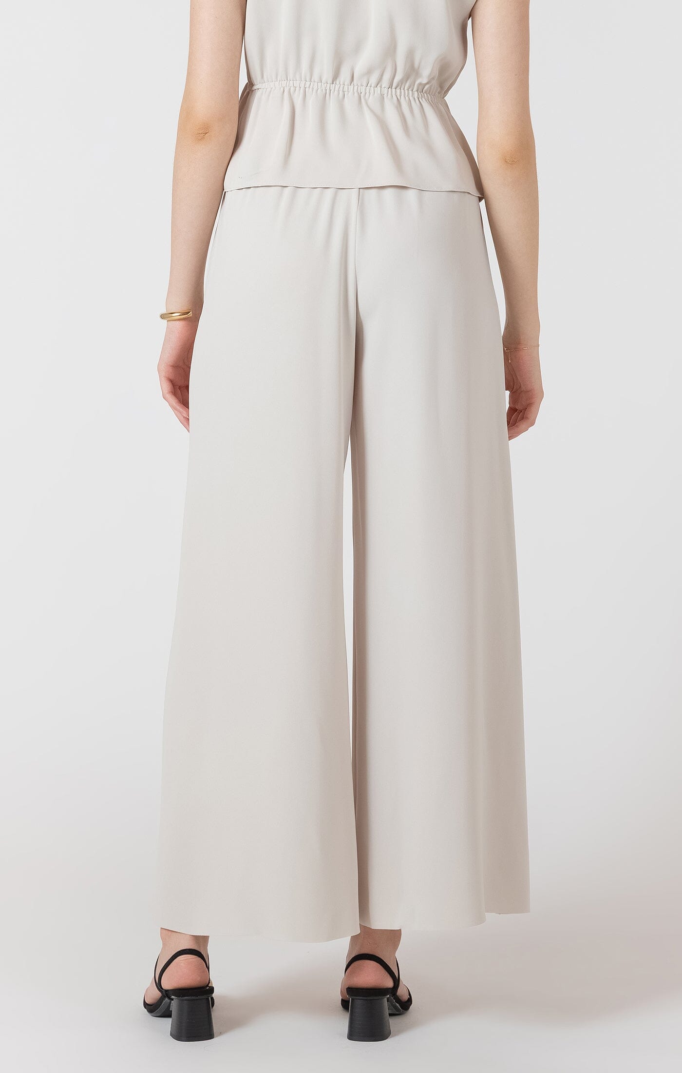 travel friendly trousers, soft drape pants women, off white pants outfit, casual chic trousers