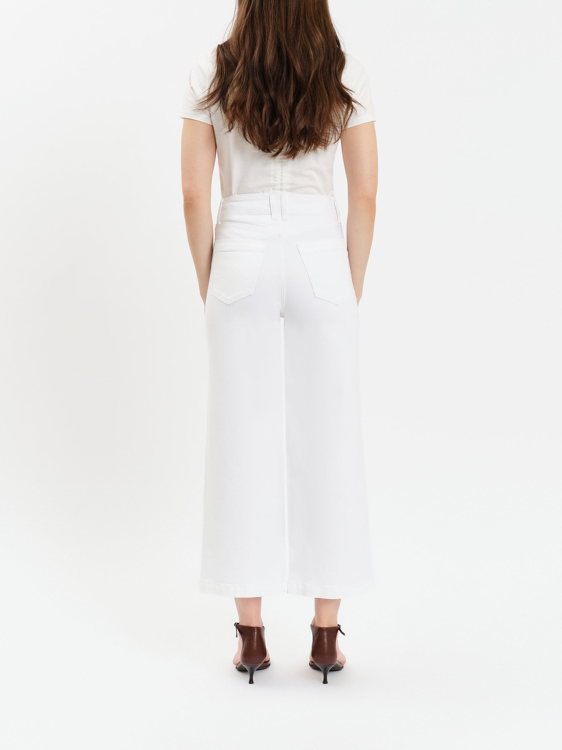 ivory wide leg jeans women, structured white jeans women, casual white denim women, white jeans with front pockets women
