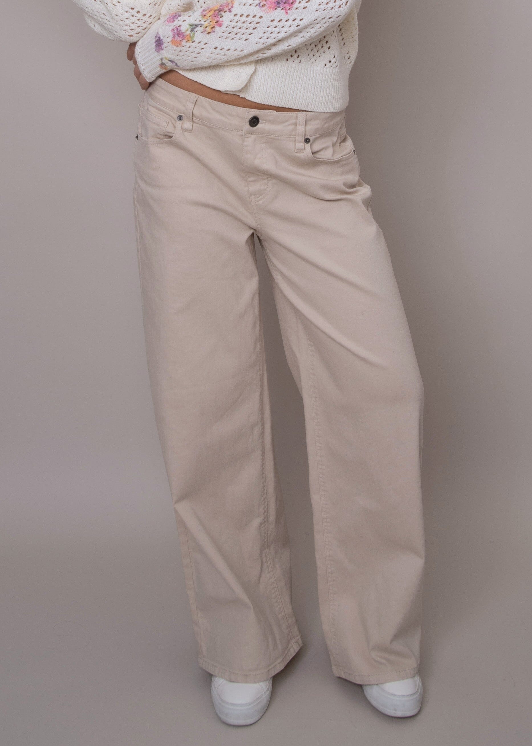 casual chic denim, modern wide leg jeans, versatile neutral pants, relaxed denim style, womens fashion jeans, off duty denim look, soft structured jeans women, cream jeans outfit women