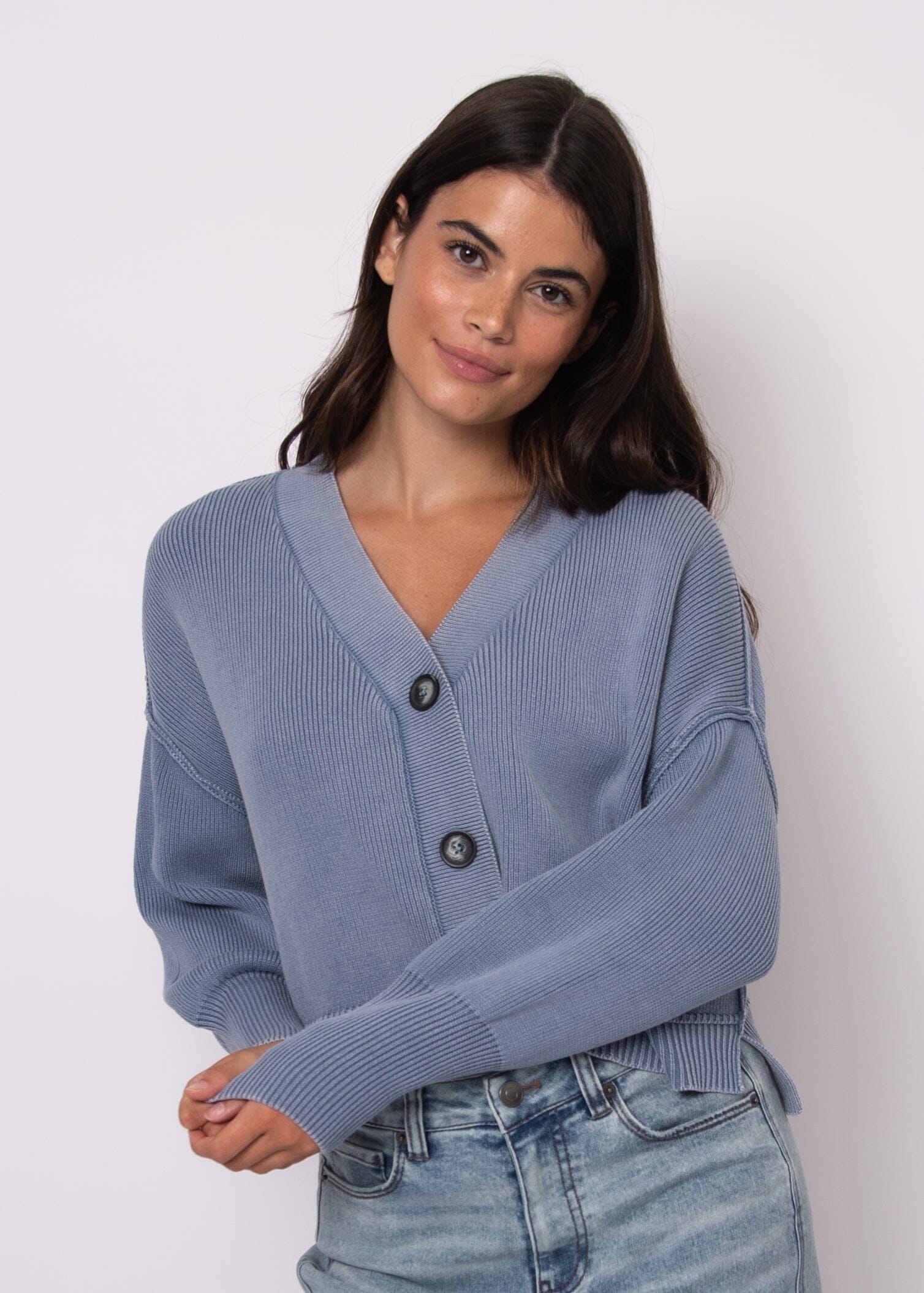 oversized blue cardigan style, cozy blue cardigan women, pring summer cardigan blue, pastel blue cardigan outfit