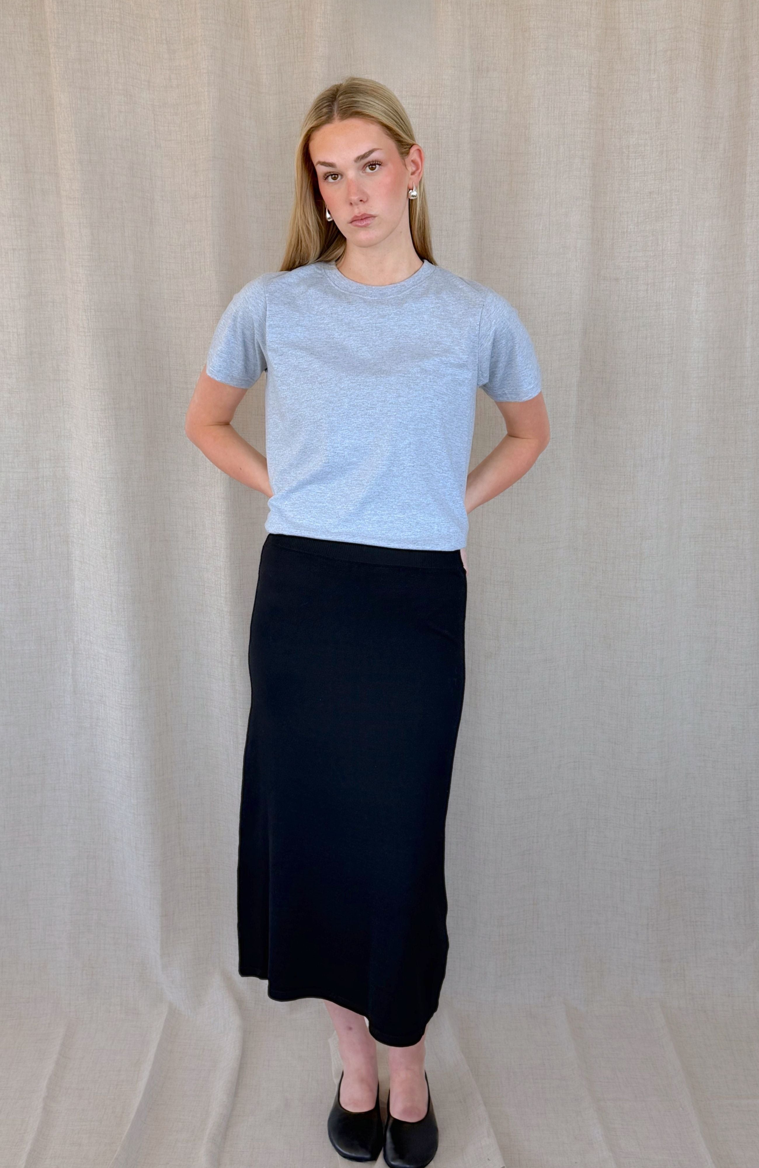 BLACK LIGHTWEIGHT KNIT MIDI SKIRT