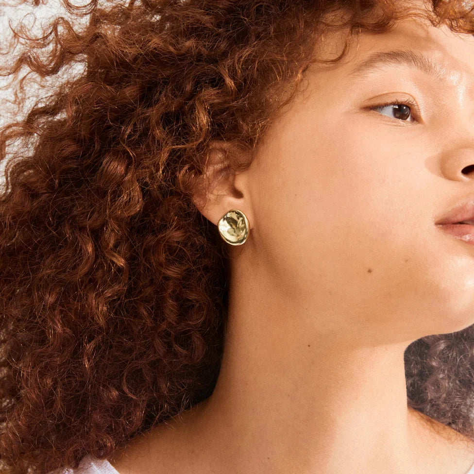 modern gold jewelry, minimalist statement earrings, polished gold accessories, women’s gold fashion jewelry, shiny gold disc earrings