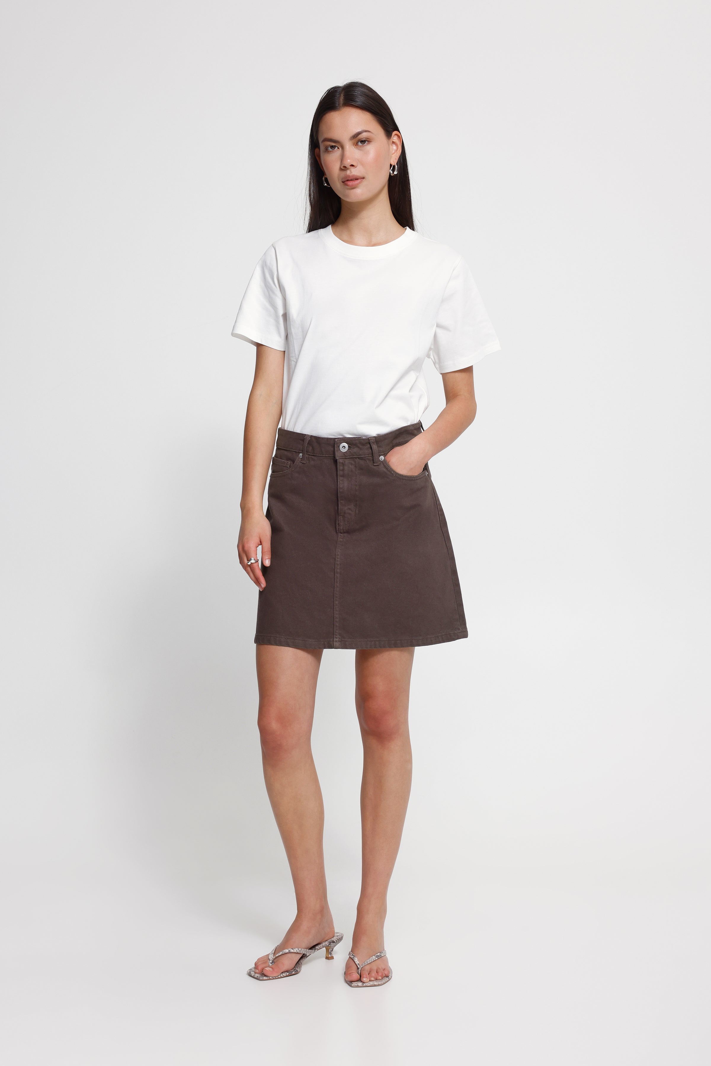 casual mini skirt outfit, trendy brown denim skirt, everyday denim mini, women’s mocha skirt