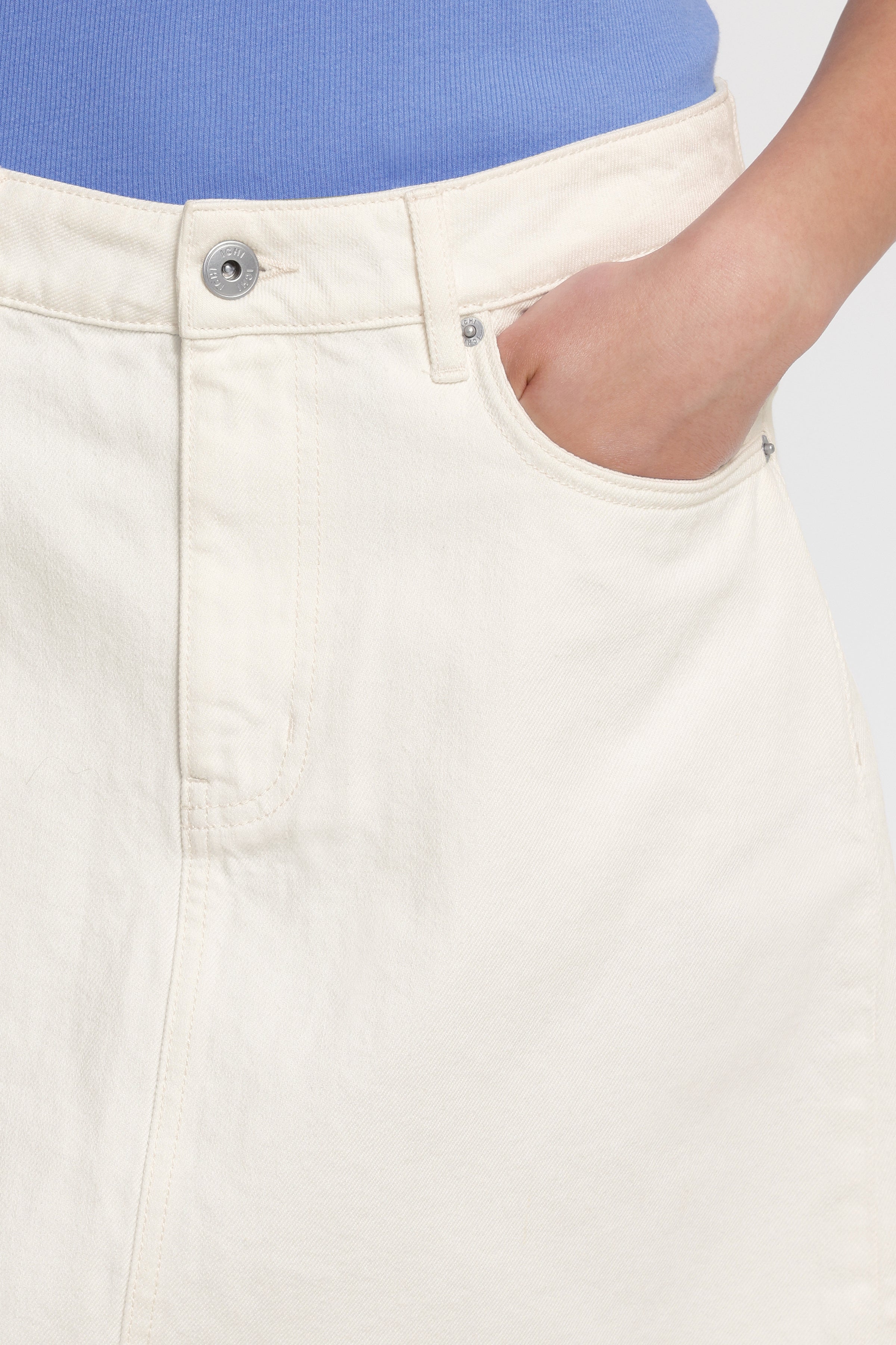 casual chic outfit, neutral wardrobe staple, women’s casual skirt, modern denim mini skirt