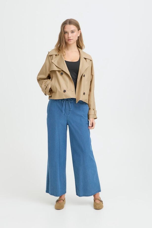 beige cropped jacket women, transitional jacket women, modern trench jacket, versatile women jacket, casual structured jacket, layering jacket women, wardrobe staple outerwear
