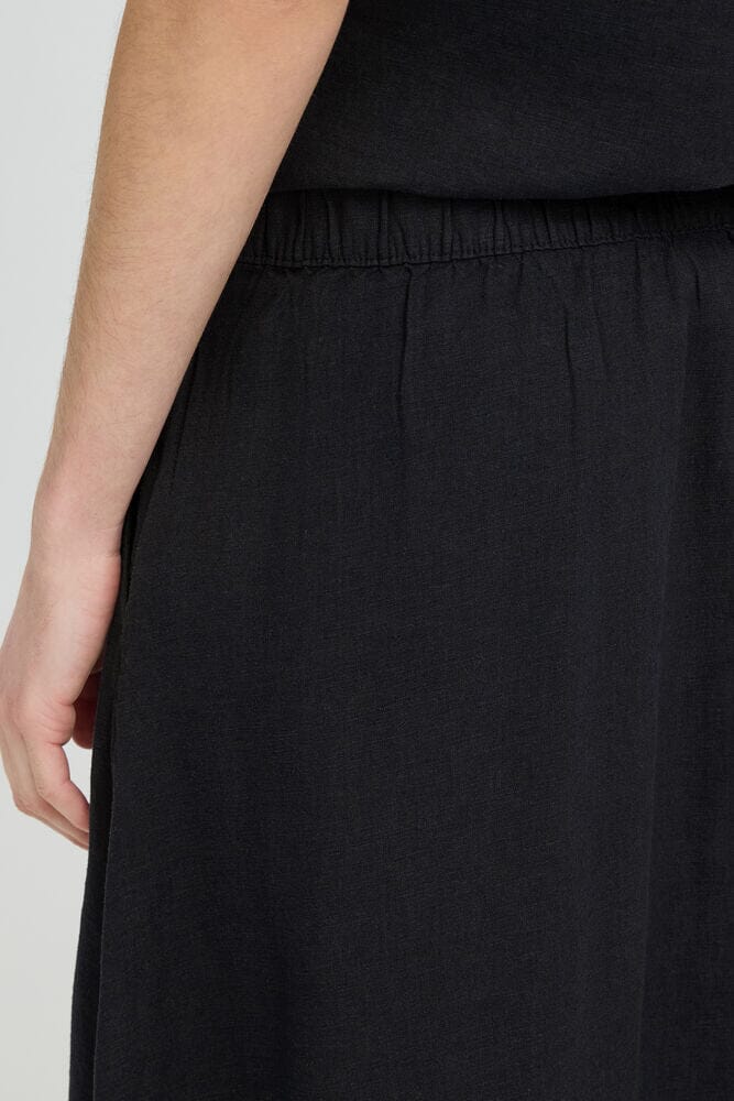 effortless summer style women, black flowy skirt outfit, everyday midi skirt women