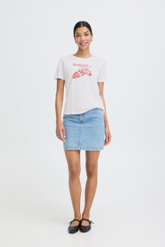 casual printed t shirt women, red graphic white tee, cafe inspired clothing, womens graphic tee outfit, trendy graphic t shirt women
