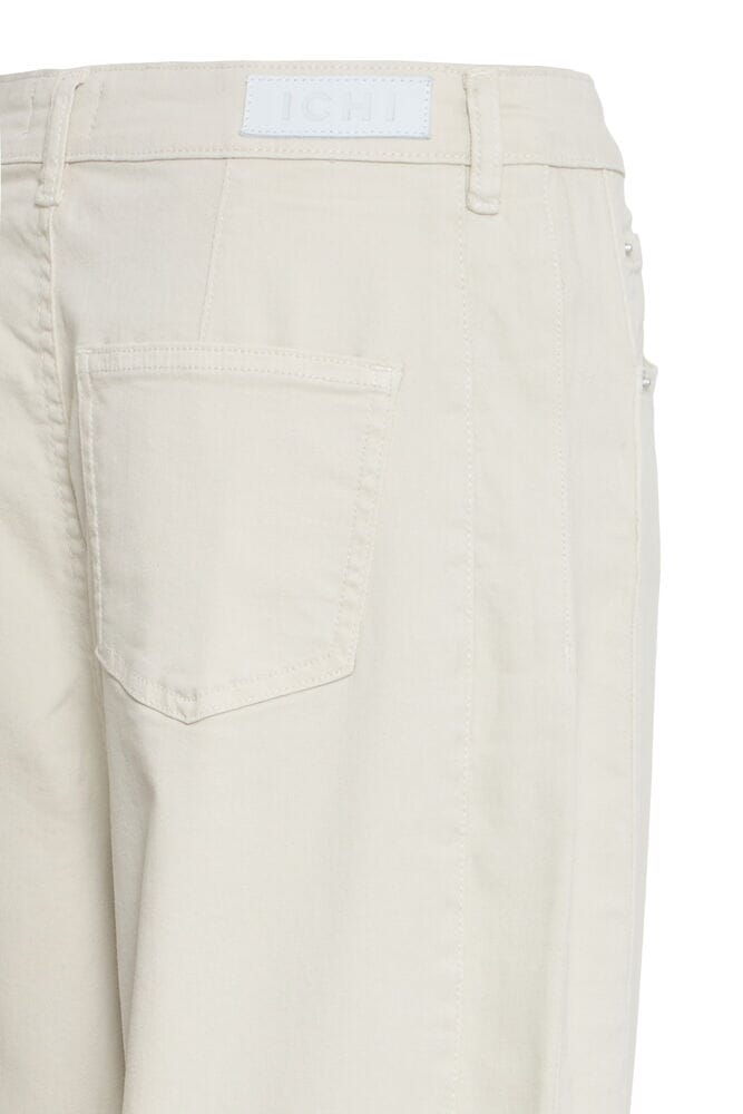comfortable stylish jeans, off duty denim look, minimal style jeans, versatile cream denim, spring denim outfit, clean aesthetic jeans, womens barrel leg pants