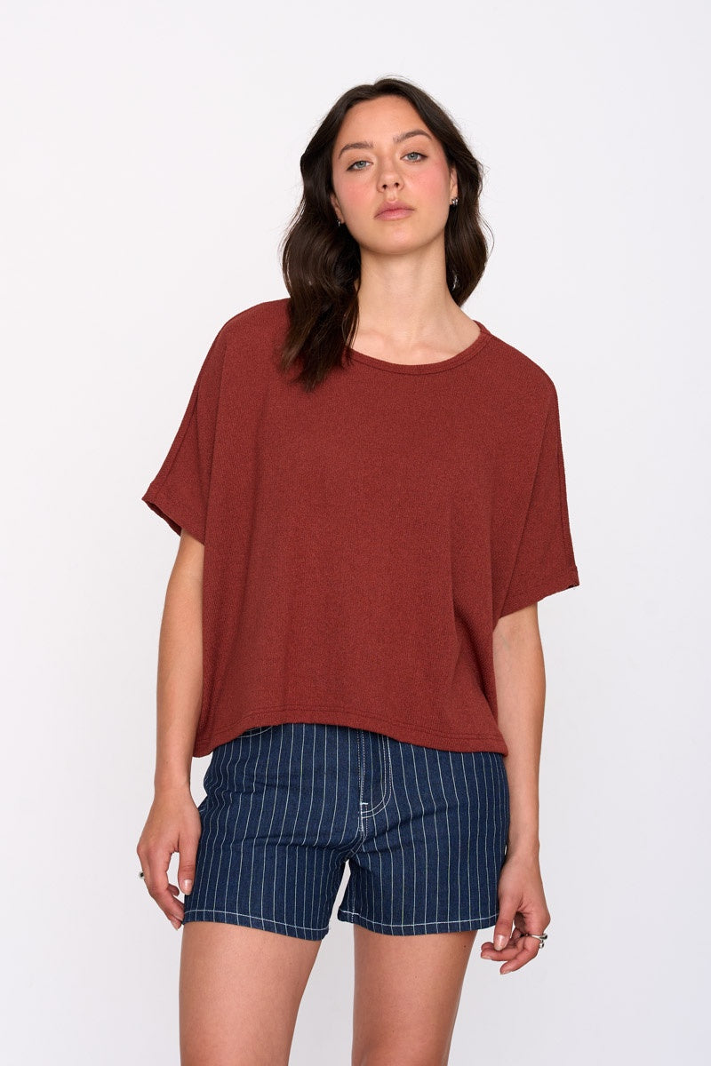 24 colour, rust knit top, oversized knit top women, relaxed fit summer top, lightweight knit shirt, women’s rust blouse, casual chic outfit, soft knit t shirt, everyday summer fashion, relaxed neutral outfit, effortless women’s clothing, rust oversized tee, breathable knit top, coastal casual fashion, women’s lightweight sweater top, easy everyday basics, minimal style clothing