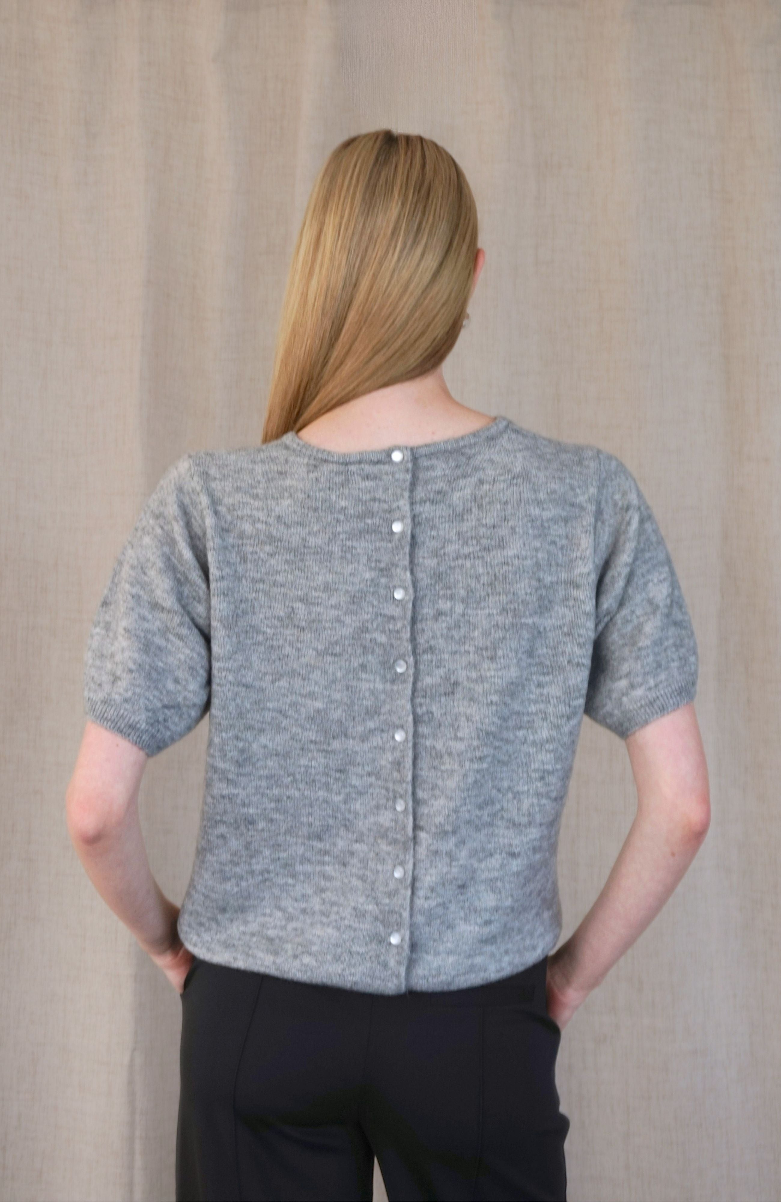 BACK BUTTON KNIT TEE (GREY)