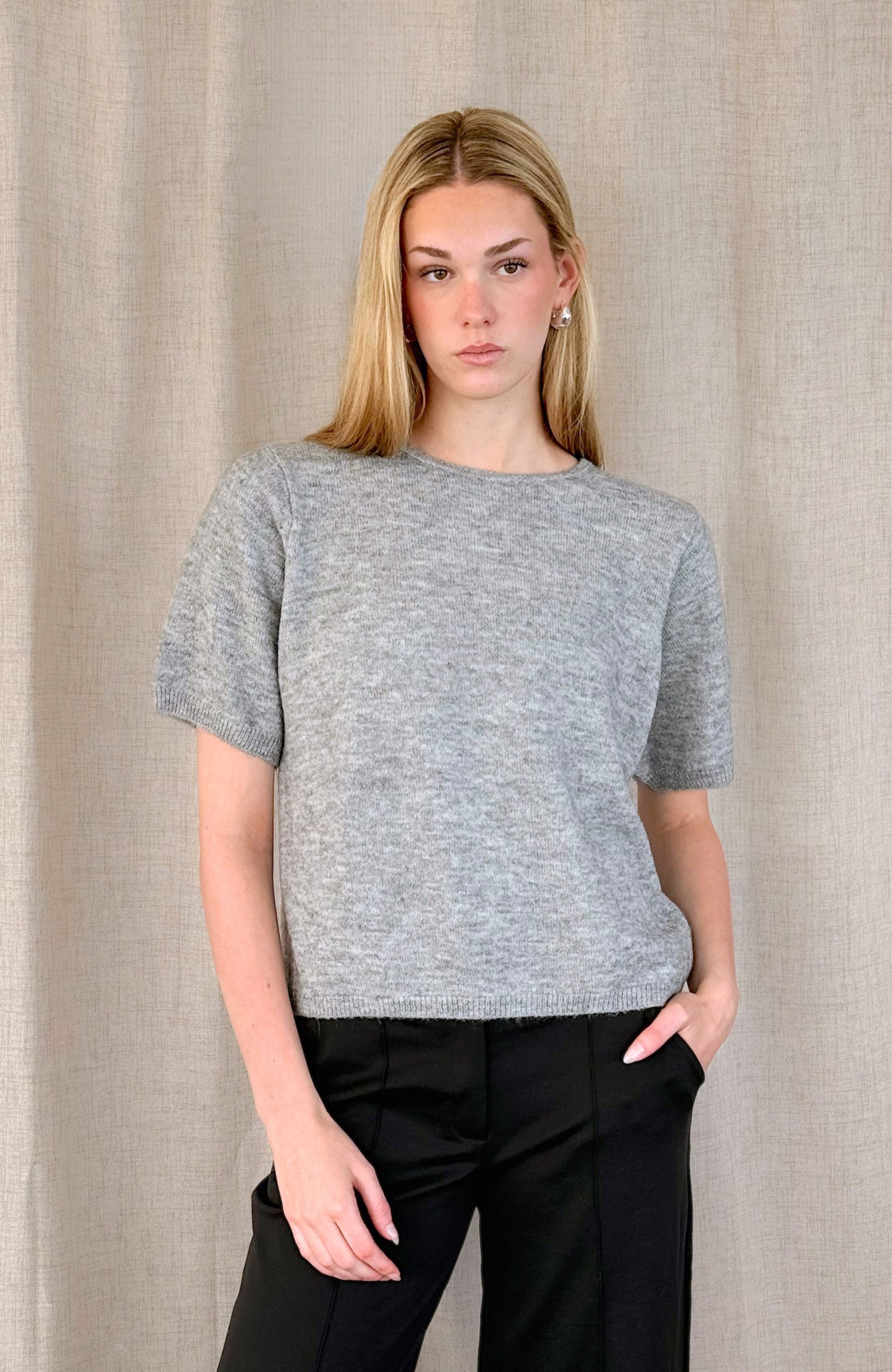 BACK BUTTON KNIT TEE (GREY)