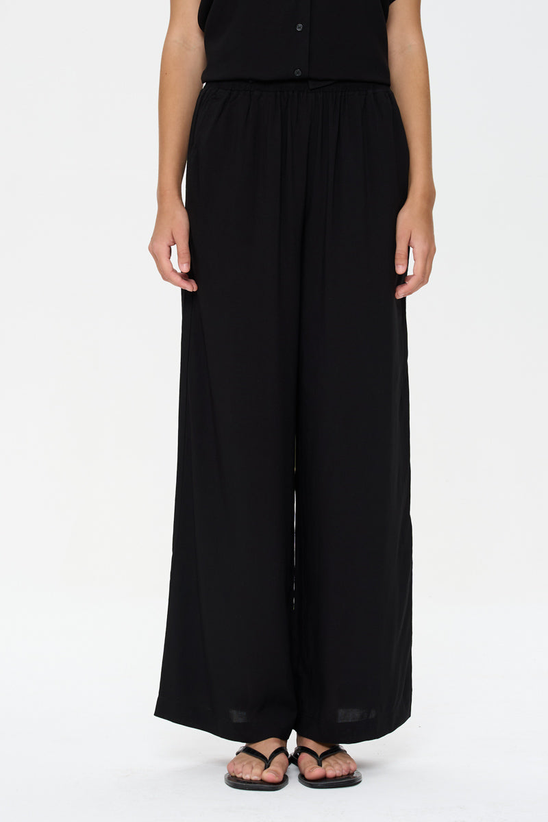 black vacation pants, comfortable wide leg pants, effortless summer outfit, women’s black trousers