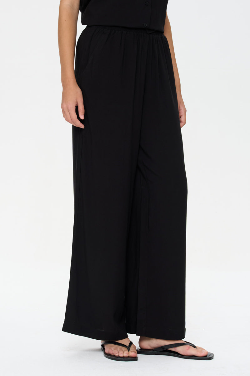  elastic waist black pants, minimal style clothing, everyday black pants, coastal fashion outfit, relaxed summer fashion, women’s lounge trousers