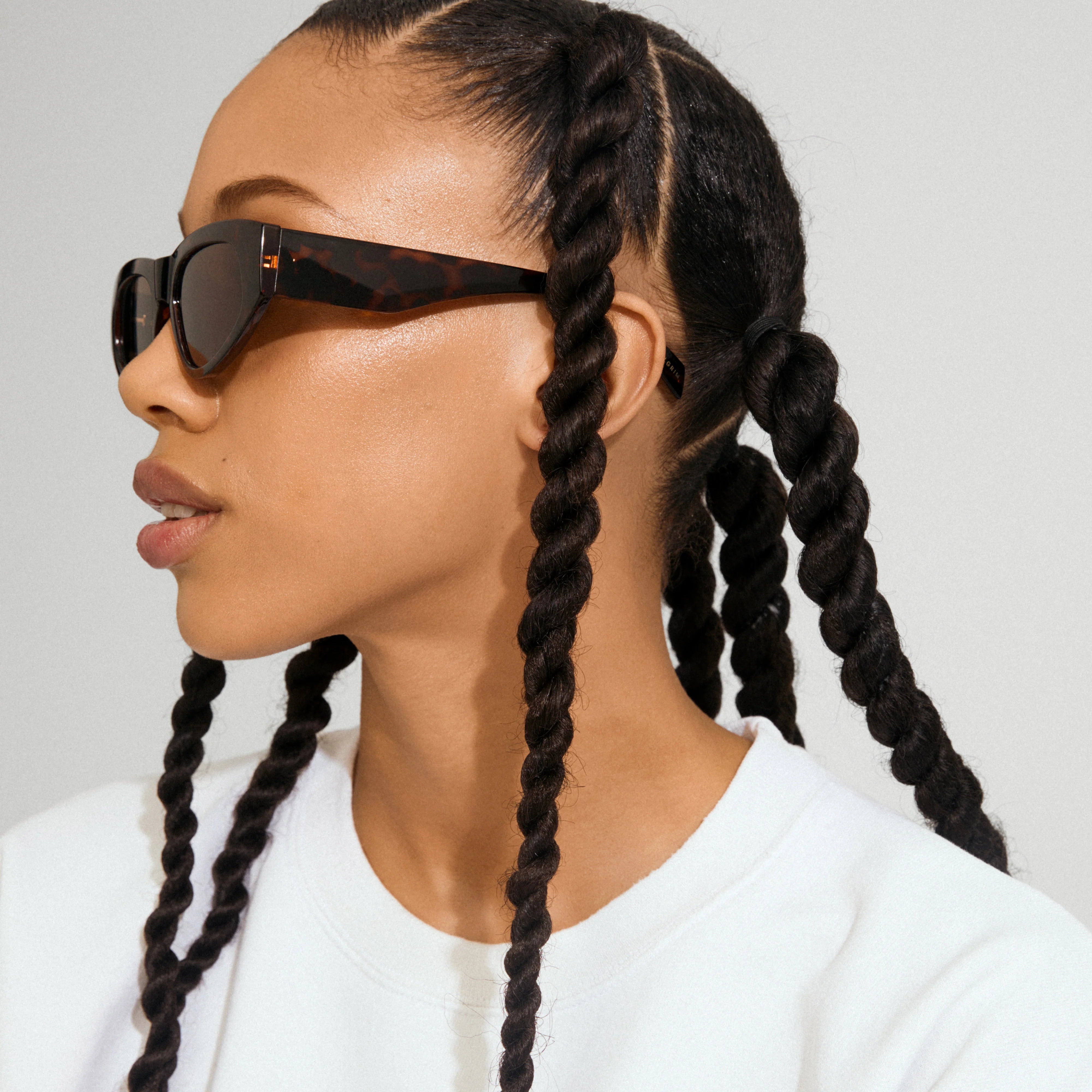 chic tortoise shades, fashion eyewear women, neutral sunglasses women