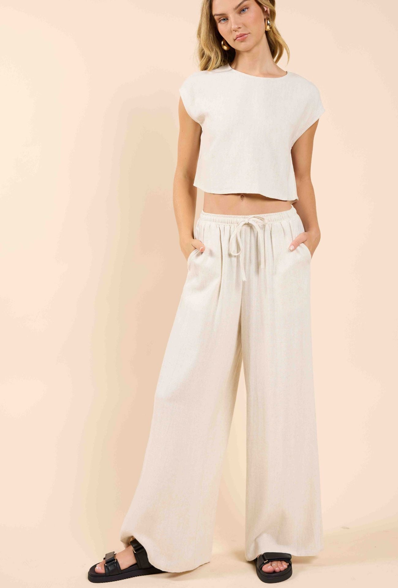effortless coastal outfit, modern relaxed silhouette, comfortable everyday pants
