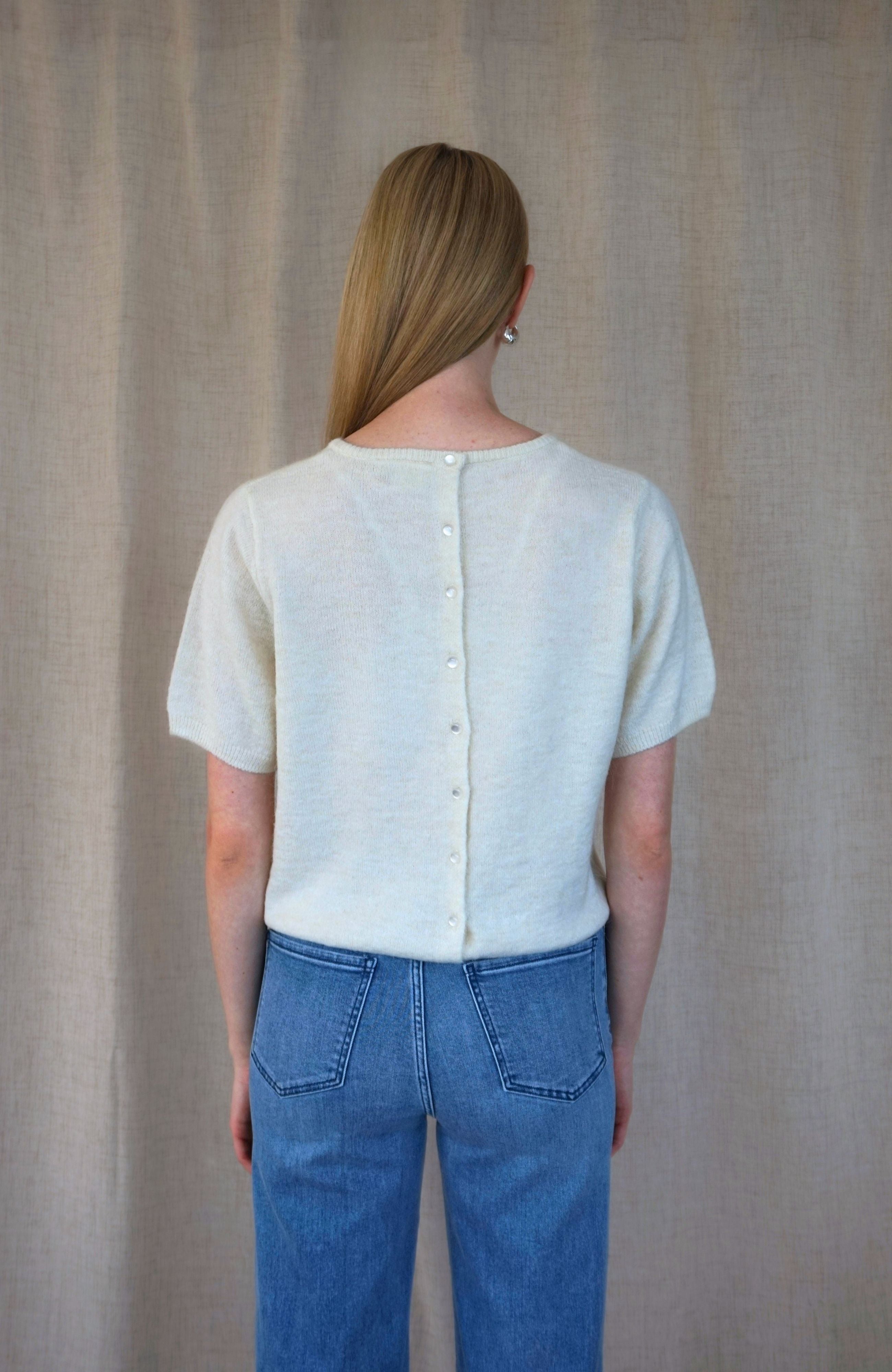 BACK BUTTON KNIT TEE (CREAM)