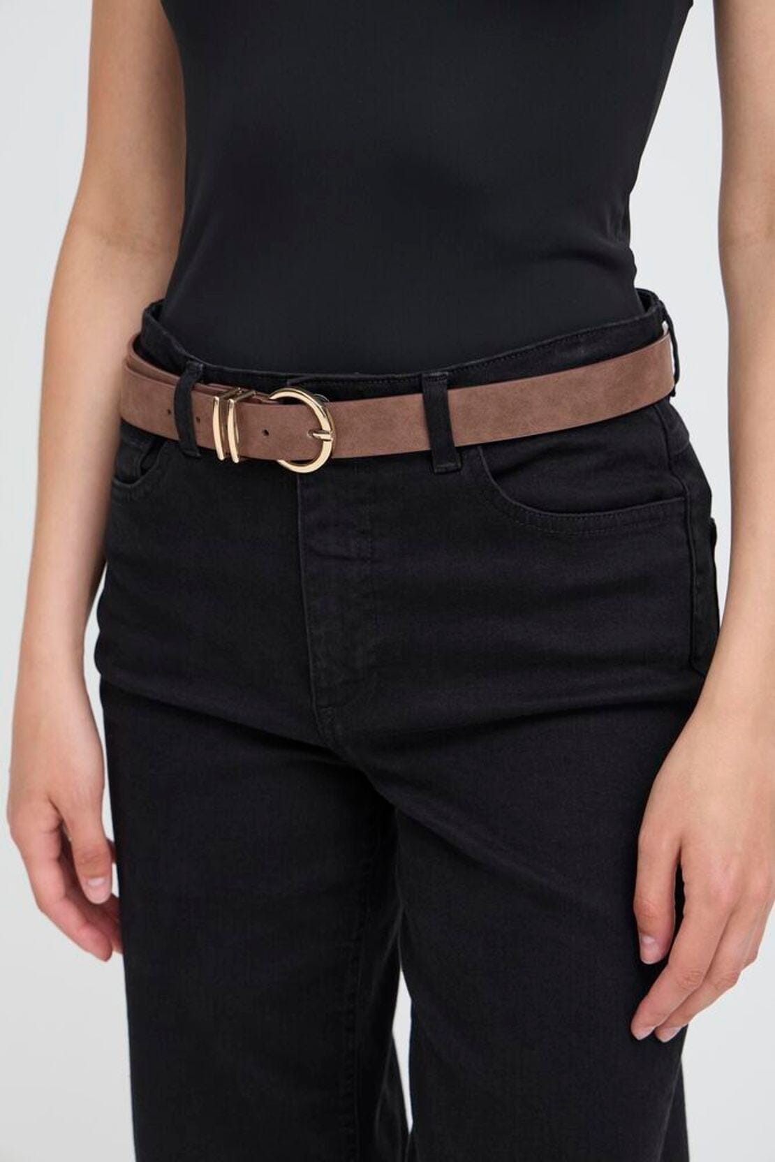brown belt, ichi, Bella Brown Belt with gold double-ring buckle for jeans and trousers, Faux suede brown belt styled with classic denim outfit, Women’s brown belt with gold hardware perfect for everyday wear, Versatile Bella Brown Belt for chic and casual looks