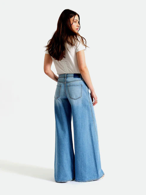 fashion forward denim trend, long leg line jeans, wide leg jeans outfit ideas