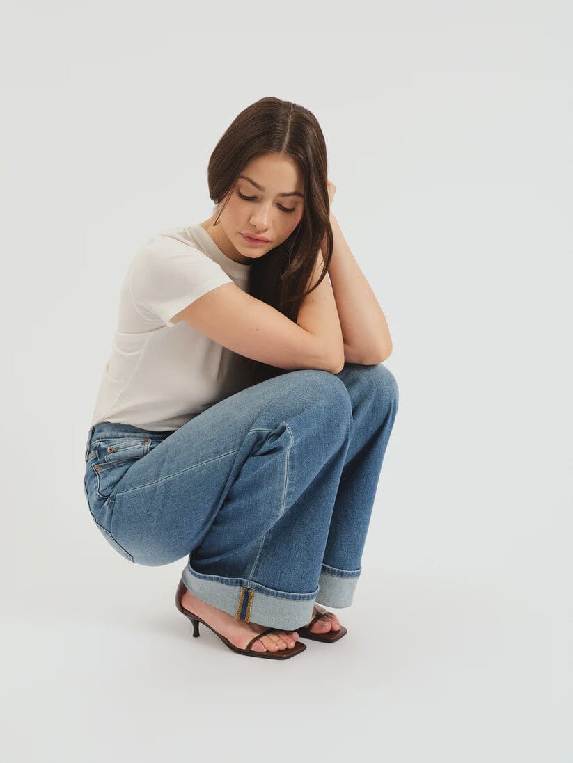 casual wide leg jeans outfit, comfortable wide leg jeans women, structured wide leg denim women, blue cuffed jeans women, fashion wide leg jeans women